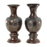 Paar Cloisonné-Vasen.China, 19. Jh. H 37 cm.Balustervasen mit schildartigen Kartuschen und blauem
