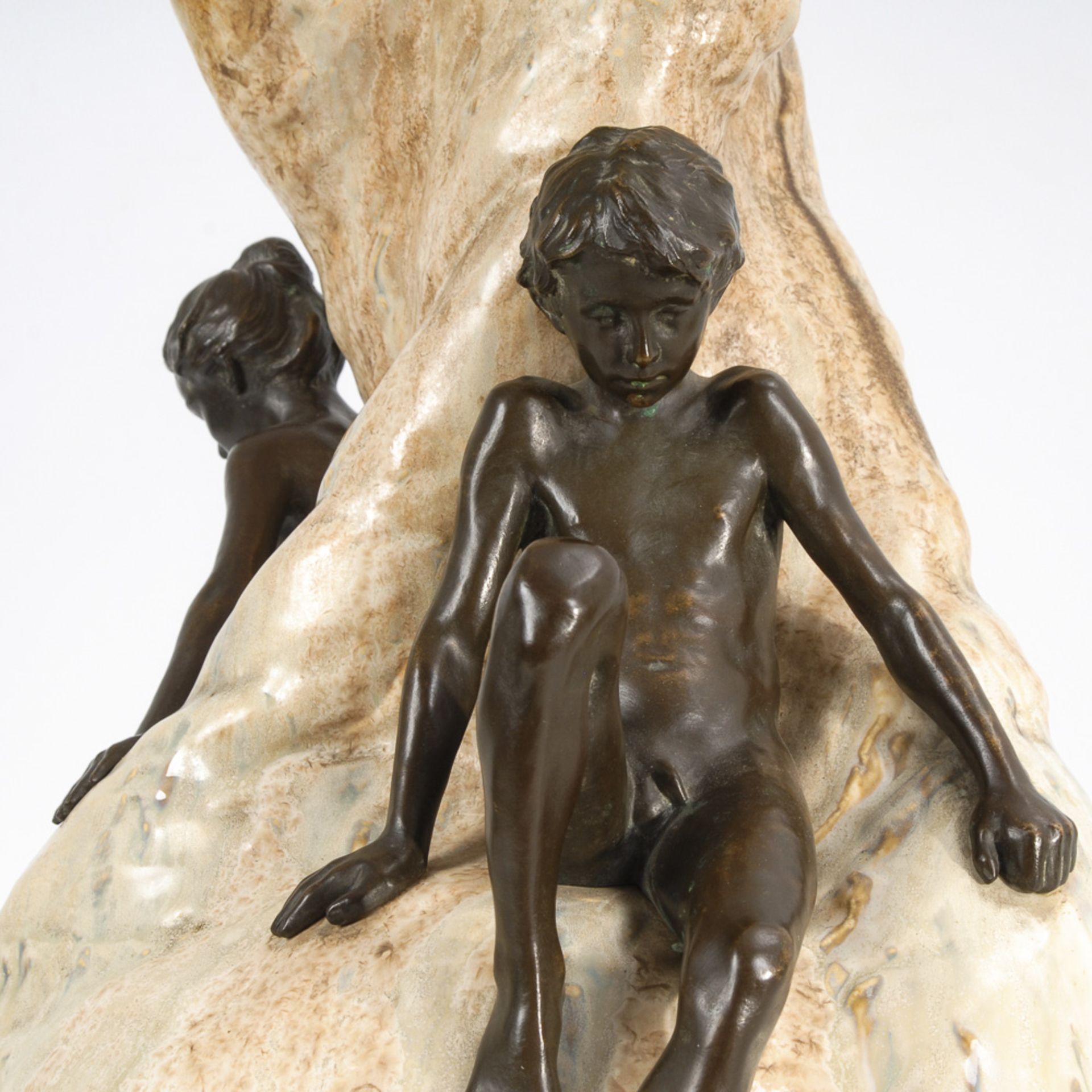 JOZON, Jeanne: Große Keramikvase mit 2 Bronzefiguren.Sandfarbener Scherben, polychrome - Bild 4 aus 8