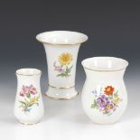 3 Vasen mit Blumenmalerei, MEISSEN.Schwertermarke, 2. Hälfte 20. Jahrhundert, 2 Schleifstriche.