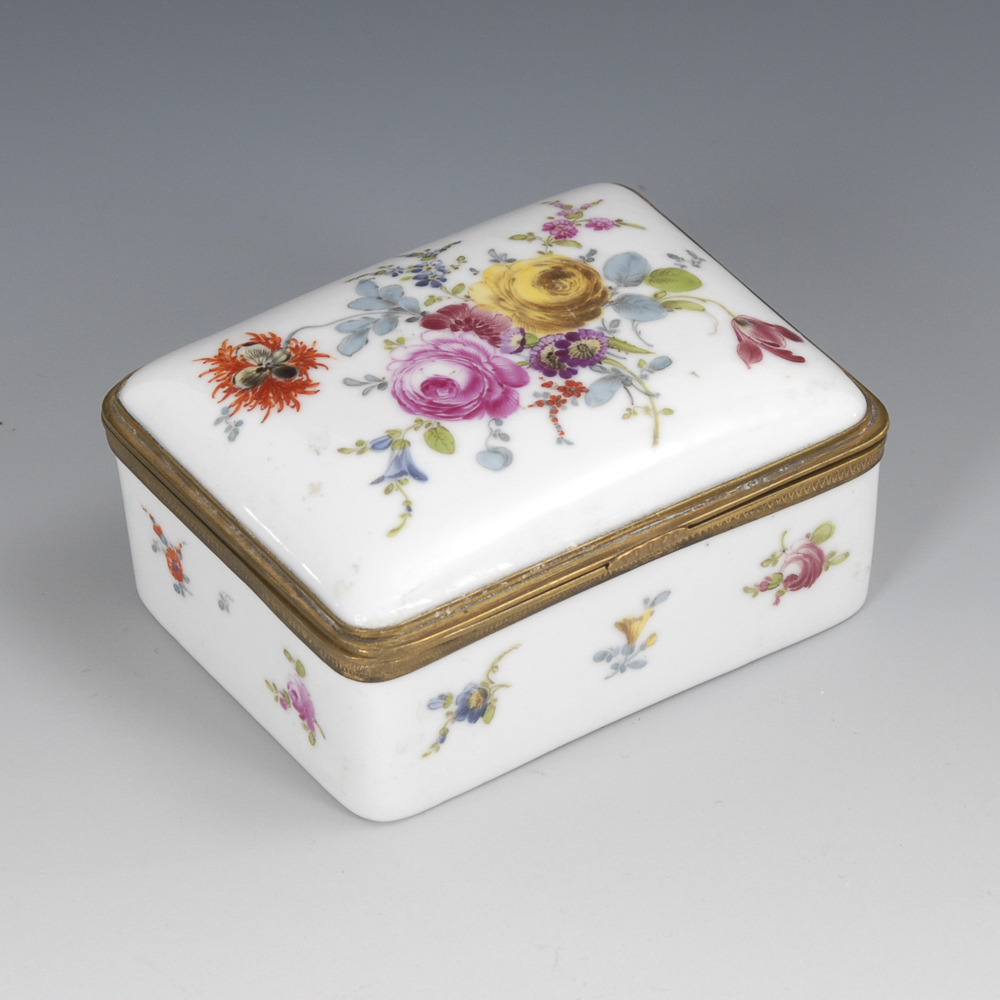 Tabatiere mit Blumenmalerei.Ungemarkt, MEISSEN?, um 1800. Polychrome Malerei. 4 x 8,5 x 6,5 cm. - Image 2 of 3