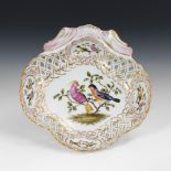 Durchbruchschale mit Vogelmalerei, MEISSEN.Knaufschwerter, um 1830, 1. Wahl. Polychrome Malerei,