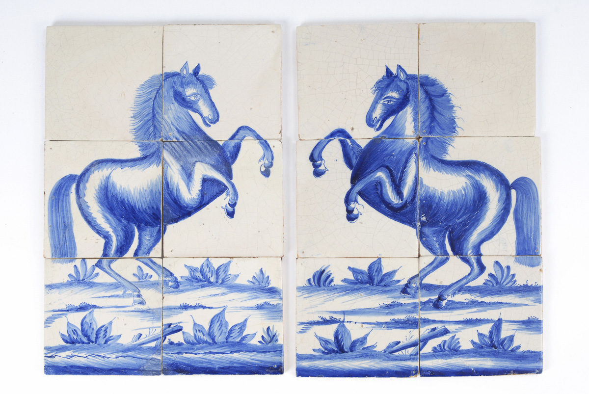 Paar Fayence-Fliesenbilder mit steigendem Pferd.Um 1800. Ungemarkt. Heller Scherben, weiß