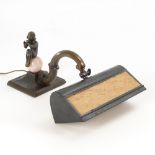 Art-Déco-Klavierlampe.Metallguss bronzefarben und schwarz patiniert, Marmorkugel. 17 x 37 x 23 cm.