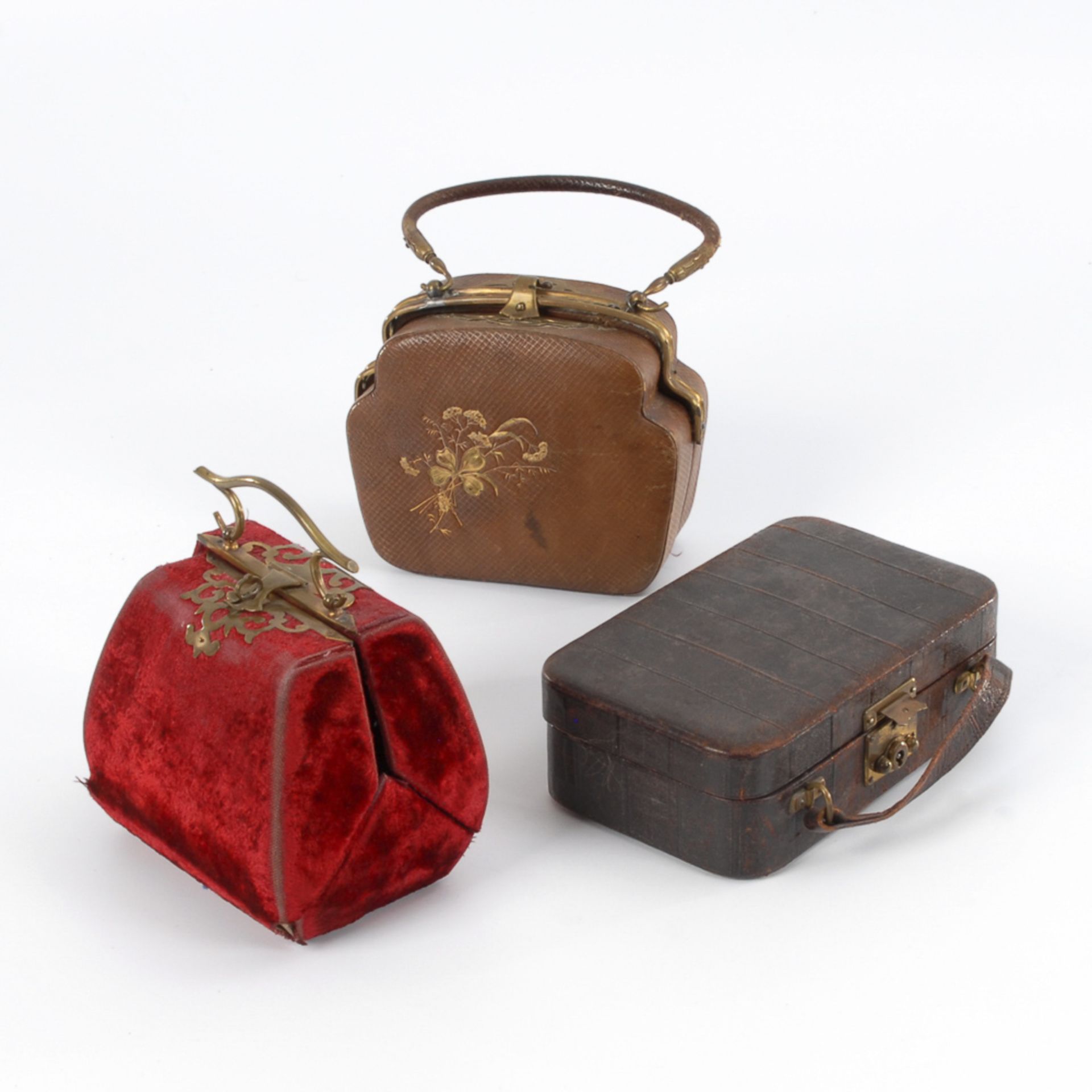 3 Teile Reisegepäck für die elegante Puppendame.Um 1900-20. Pappe, Leder, Samt. L 13-16 cm. Braune
