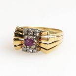 Ring mit Rubin und Diamanten.585 GG/WG, 50er Jahre, ø 17,5 mm/Rg 55, 5,8 g. Kleiner Rubin und 6