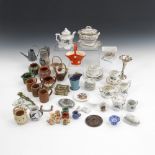 Konvolut Geschirr für die Puppenstube.Vorwiegend um 1910-30. Porzellan, Keramik, Metall, Korb. L 2-9