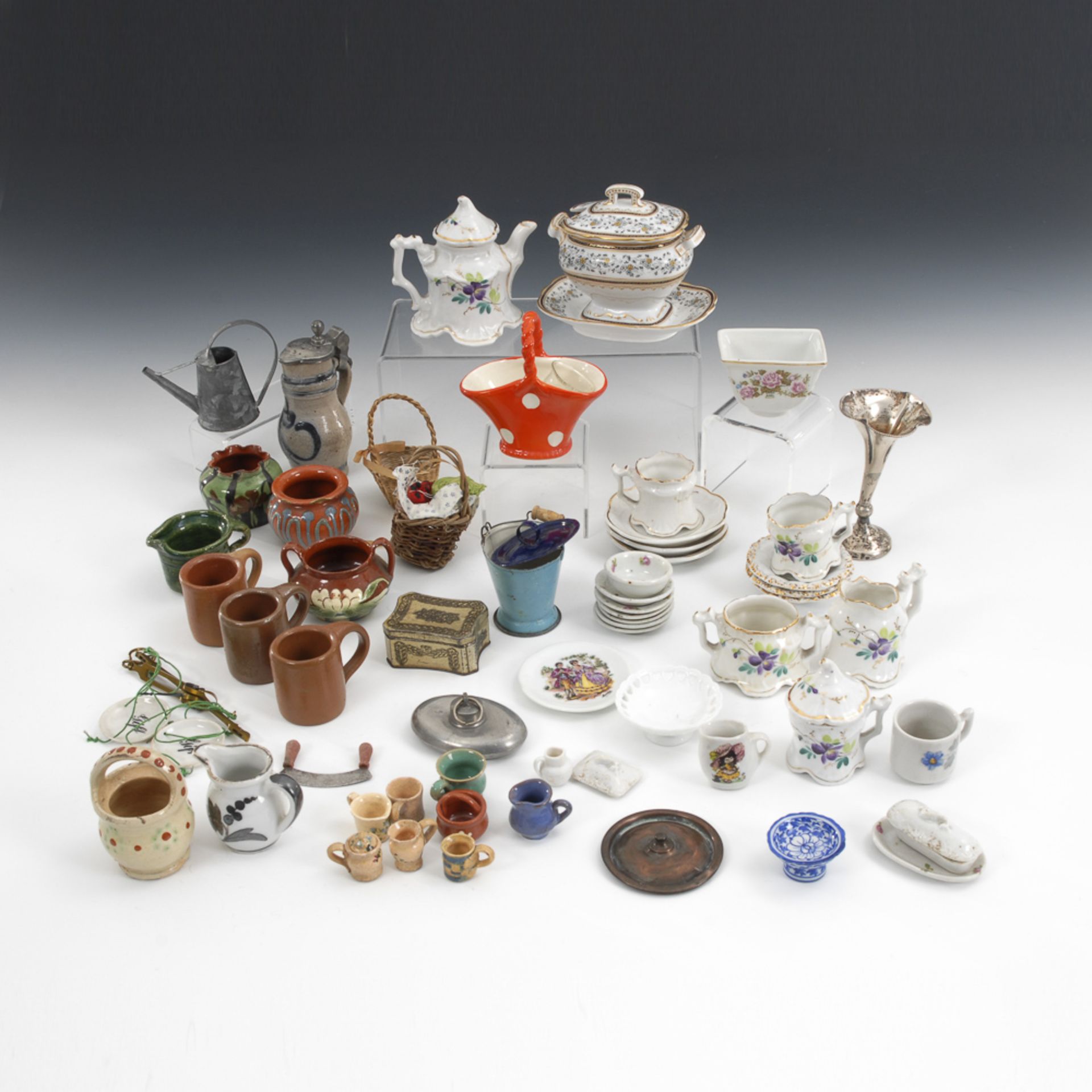 Konvolut Geschirr für die Puppenstube.Vorwiegend um 1910-30. Porzellan, Keramik, Metall, Korb. L 2-9