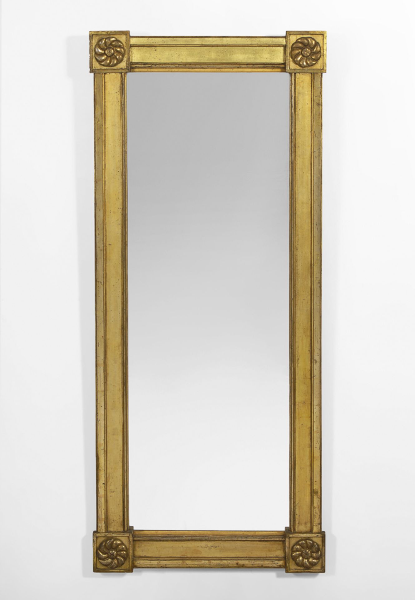 Jugendstil-Wandspiegel mit Rosettendekor.Nach 1900. Holz mit Goldbemalung. 153 x 65 cm. Großer