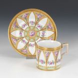 Vitrinen-Tasse, KPM BERLIN.Zeptermarke, um 1800. Polychrom bemalt, goldstaffiert. H Tasse 6 cm,