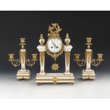 3-teilige Uhrengarnitur: Säulenuhr und 2 Leuchter.Frankreich, Ende 19. Jh. Weißer Marmor, Bronze. "