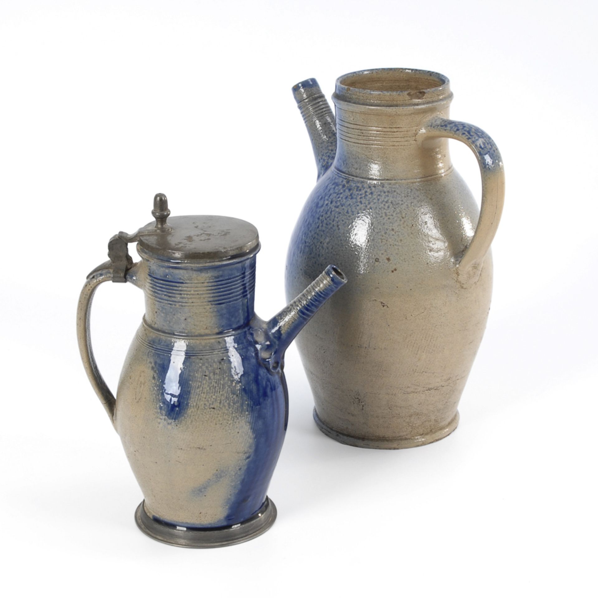 2 Tüllenkannen, BÜRGEL.Um 1800. Graues, salzglasiertes Steinzeug mit blauem Smaltebewurf. H 30, - Bild 2 aus 2