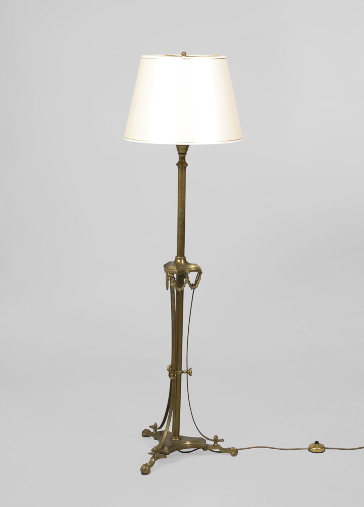 Stehlampe im klassizistischen Stil.20. Jh. Messing. H 150 cm. 2-flammige Stehlampe mit cremefarbenem