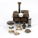 Puppenherd und 9 Teile Zubehör für die Puppenstube.1900-30. Blech, Messing, Zinn und Porzellan.