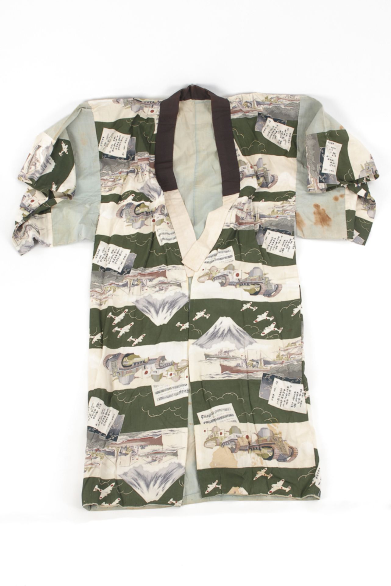 Propaganda-Kimono.Japan, vor 1945, Baumwolle. L 182 cm. Bedruckter grün, weißer Stoff mit Panzern,