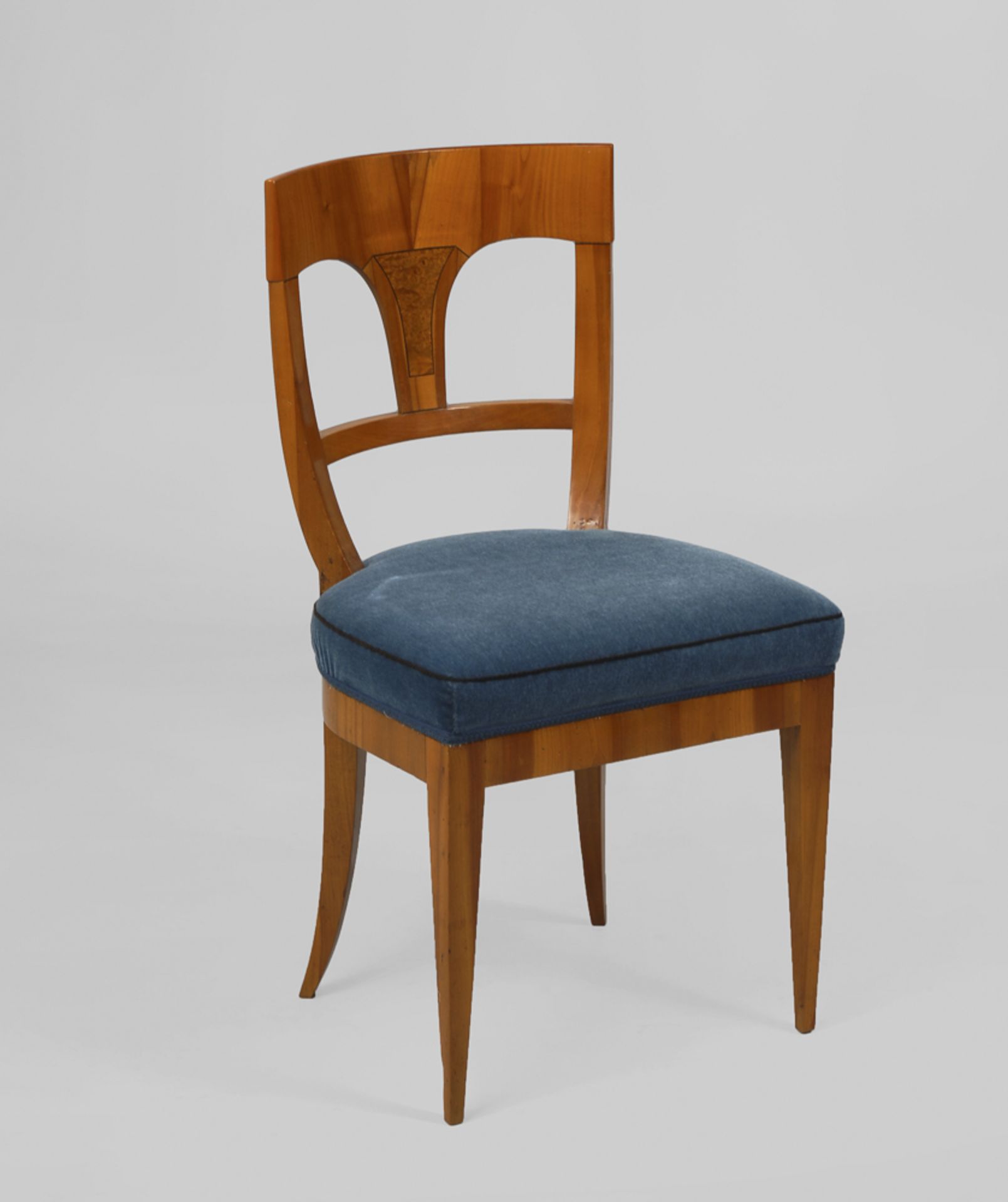 Biedermeier-Stuhl.Um 1820/30. Kirschbaum furniert. H 112 cm. Posterstuhl mit konvex geformtem - Bild 2 aus 2