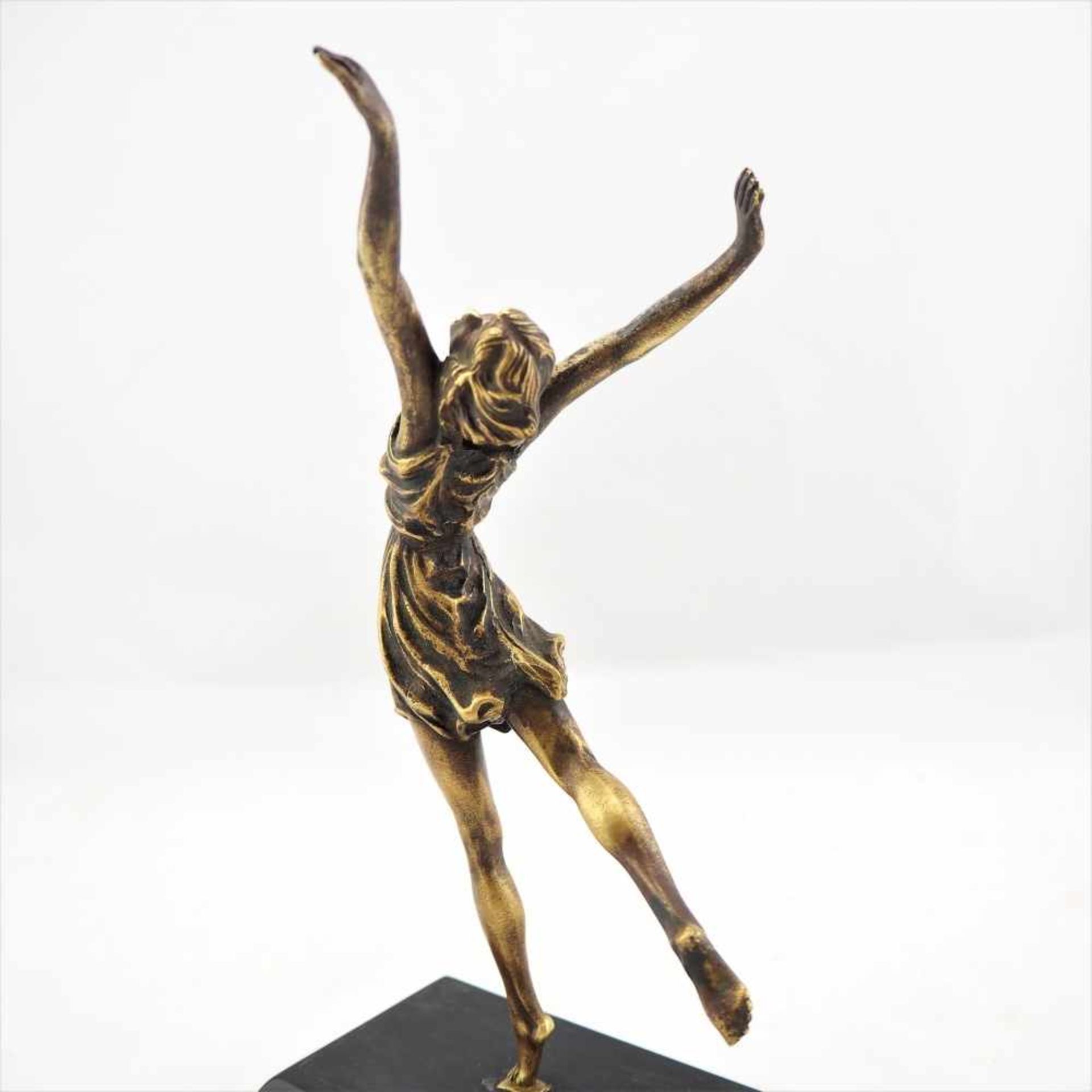 Jugendstil Tänzerin, um 1900Fein ausgearbeitete Bronze Skulptur einer tänzelnden Schönheit, auf - Bild 3 aus 3