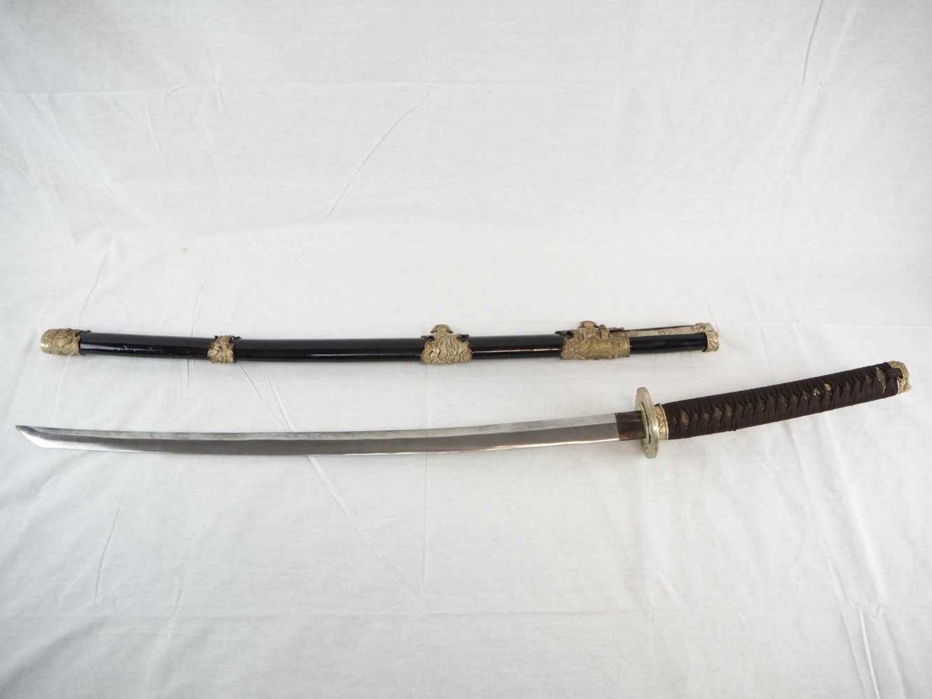 Katana, Samurai SchwertGravierte Angel, wohl chinesisches Zeichen. Klinge zeigt Damastzener Stahl