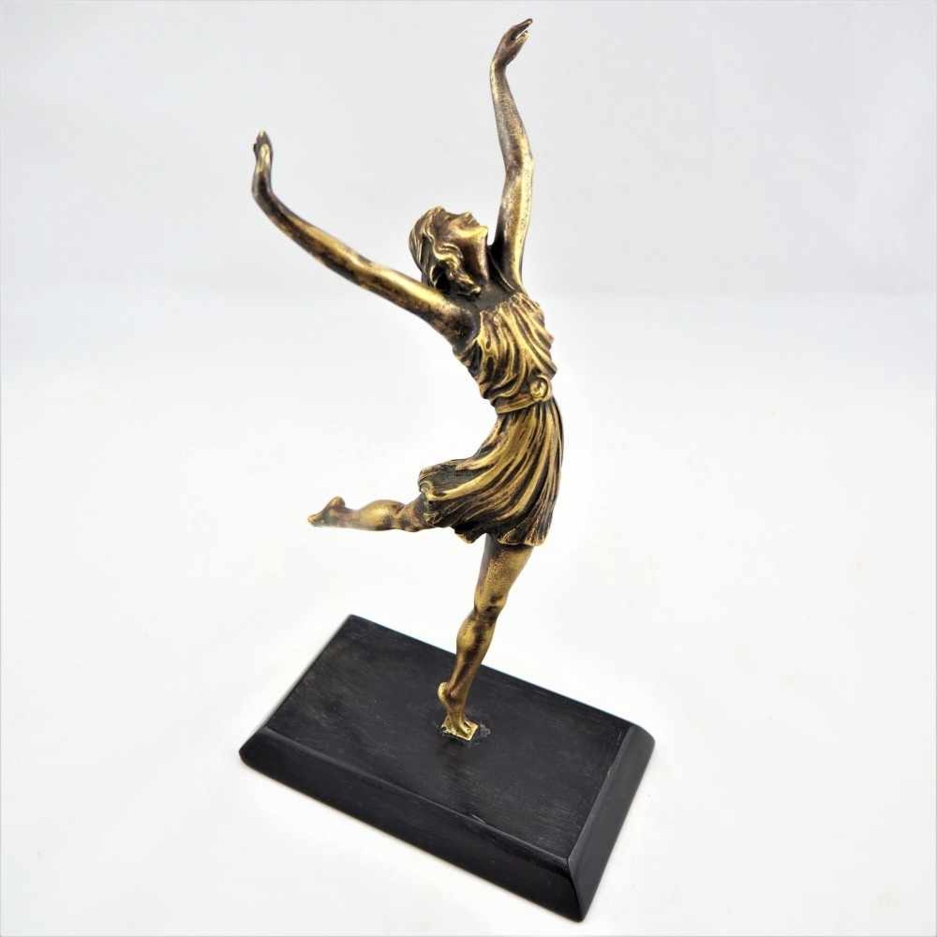 Jugendstil Tänzerin, um 1900Fein ausgearbeitete Bronze Skulptur einer tänzelnden Schönheit, auf