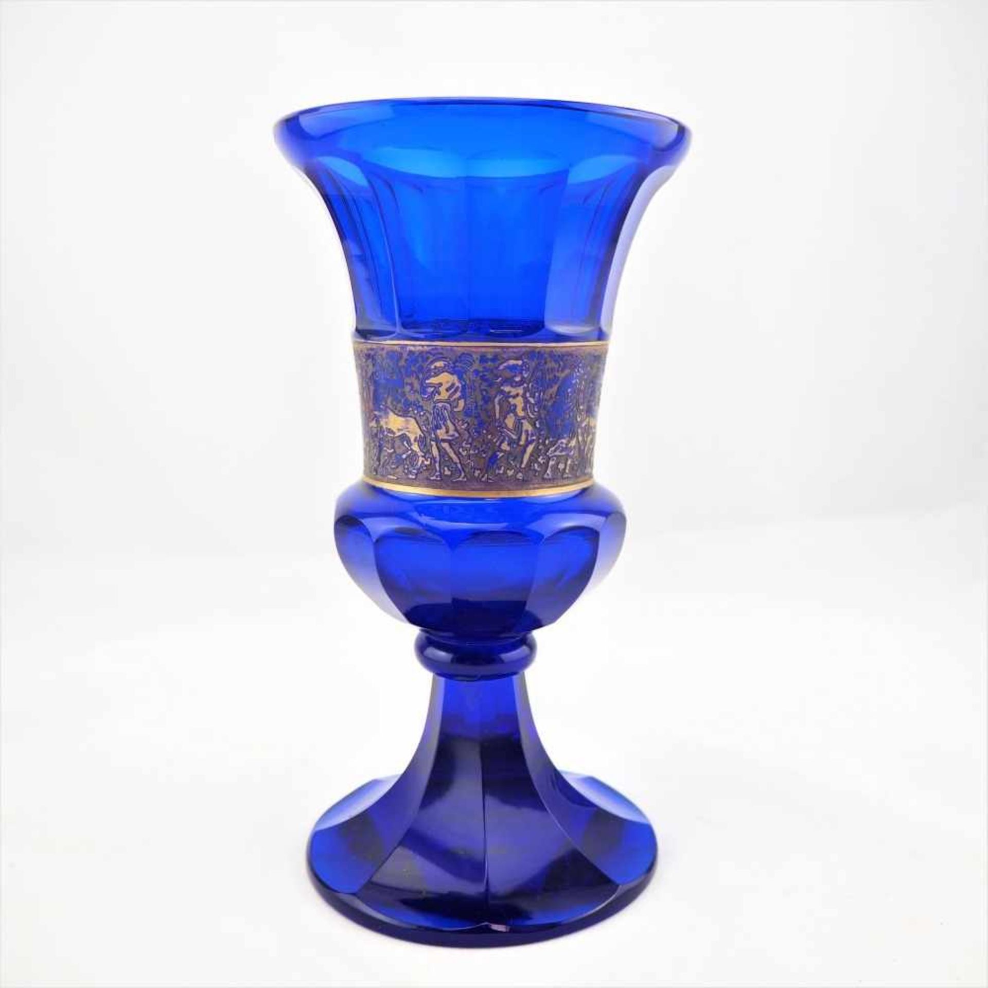 Große Vase, Moser KarlsbadIndigofarbenes Glas, kuppen förmig gearbeitet und in Facetten geschliffen.