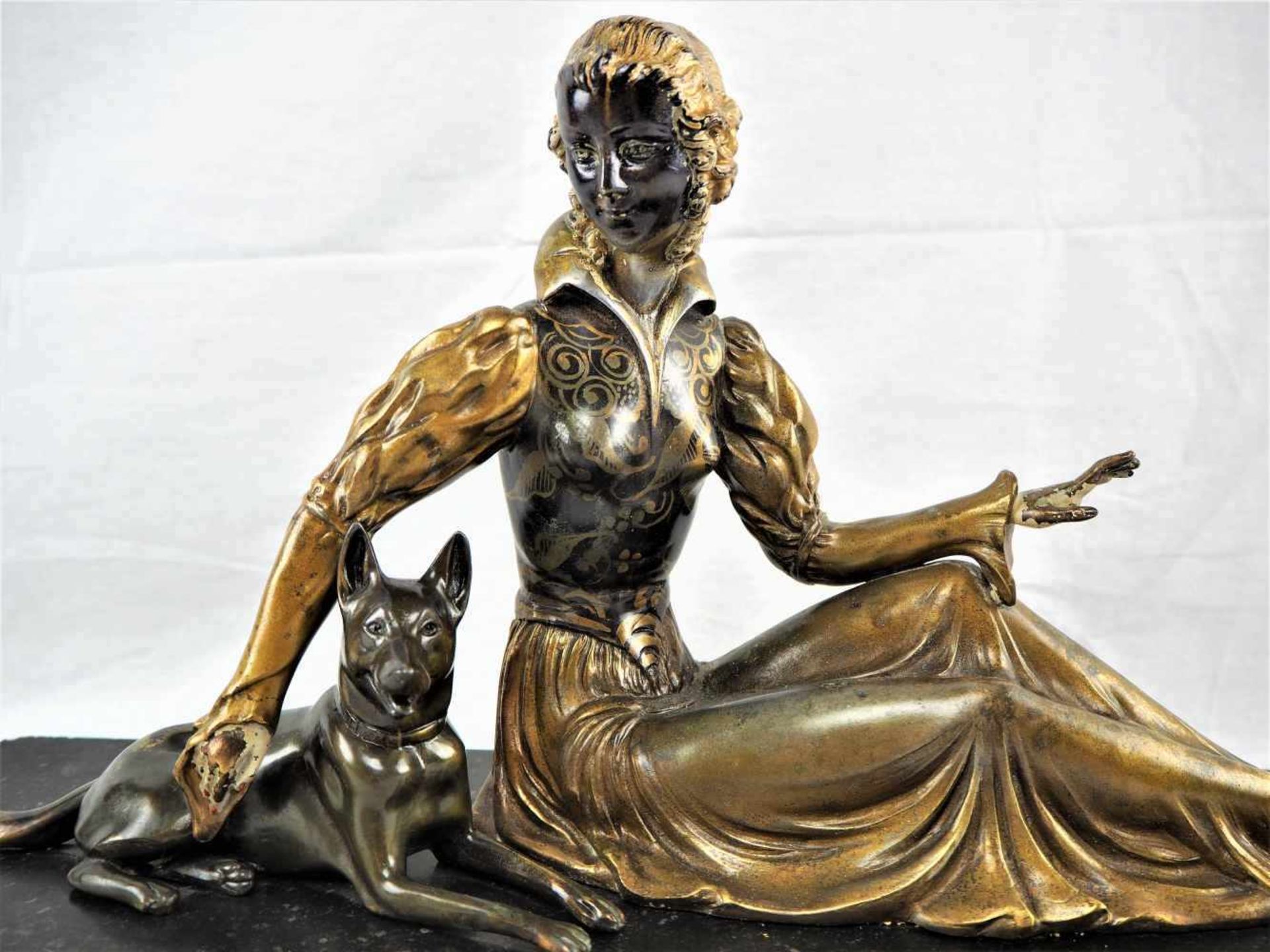 Art Deco Figur, um 1920Frau mit Schäferhund in galanter Pose, um 1920. Auf schwarzem Marmorsockel - Image 2 of 4