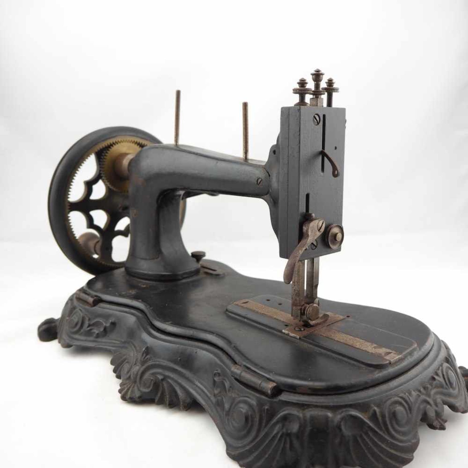 Kinder Nähmaschine um 1880massive, schwere Ausführung mit Schwungrad und Knopf zum Drehen, das - Bild 4 aus 5