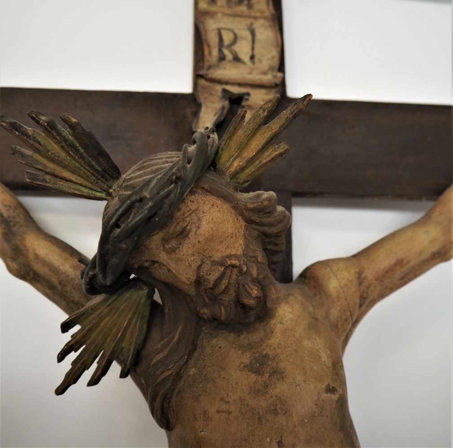 Kruzifix süddeutsch, wohl mitte 18. Jh.Holzkreuz gefasst und dunkel lasiert, profilierte Enden. - Image 2 of 3