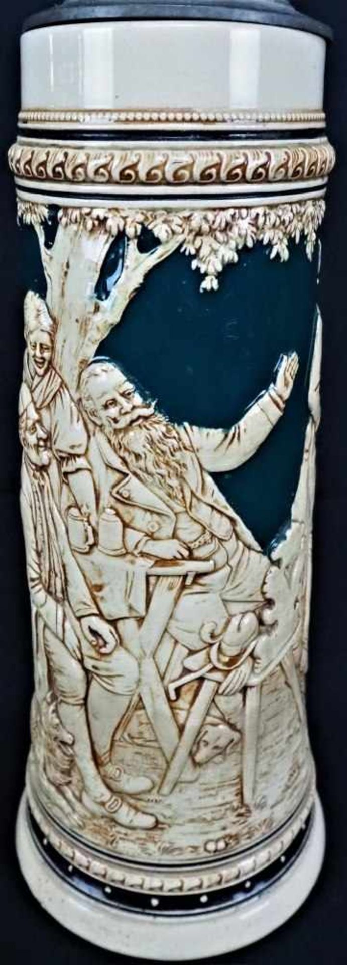 Großer 2L Bierkrug aus Keramik mit Deckelglasiert und bemalt mit Zinndeckel, Aufschrift "Gut Holz" - Bild 2 aus 4