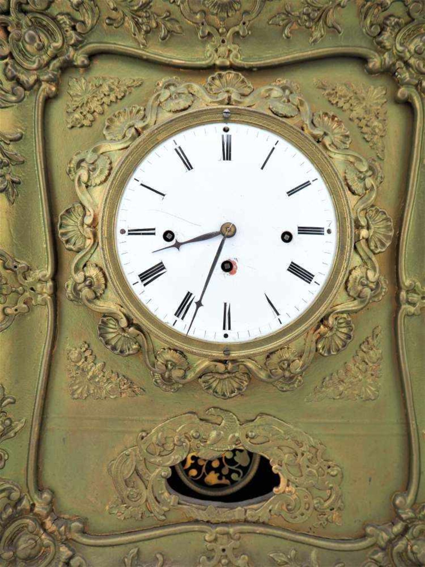 Wiener Rahmenuhr, um 1830Goldfarbener Uhrenkasten mit reichlicher Verzierung. Werk mit Wiener 4/4 - Bild 2 aus 3