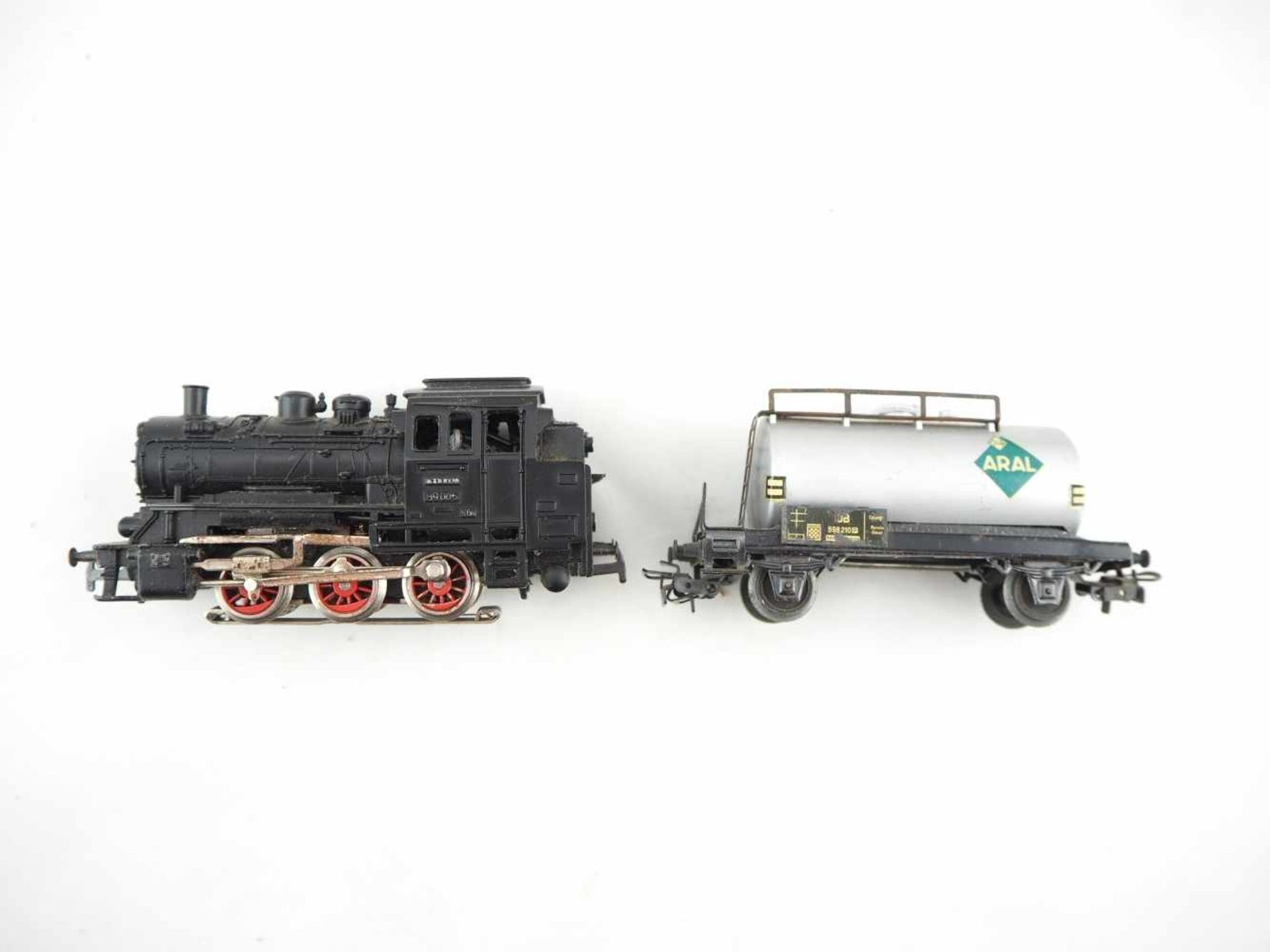 Konvolut Märklin EisenbahnEine Rangierlock Spur "HO" Nr.89005, schwarz. Dazu zwei Kühlwägen. Ein - Bild 2 aus 3