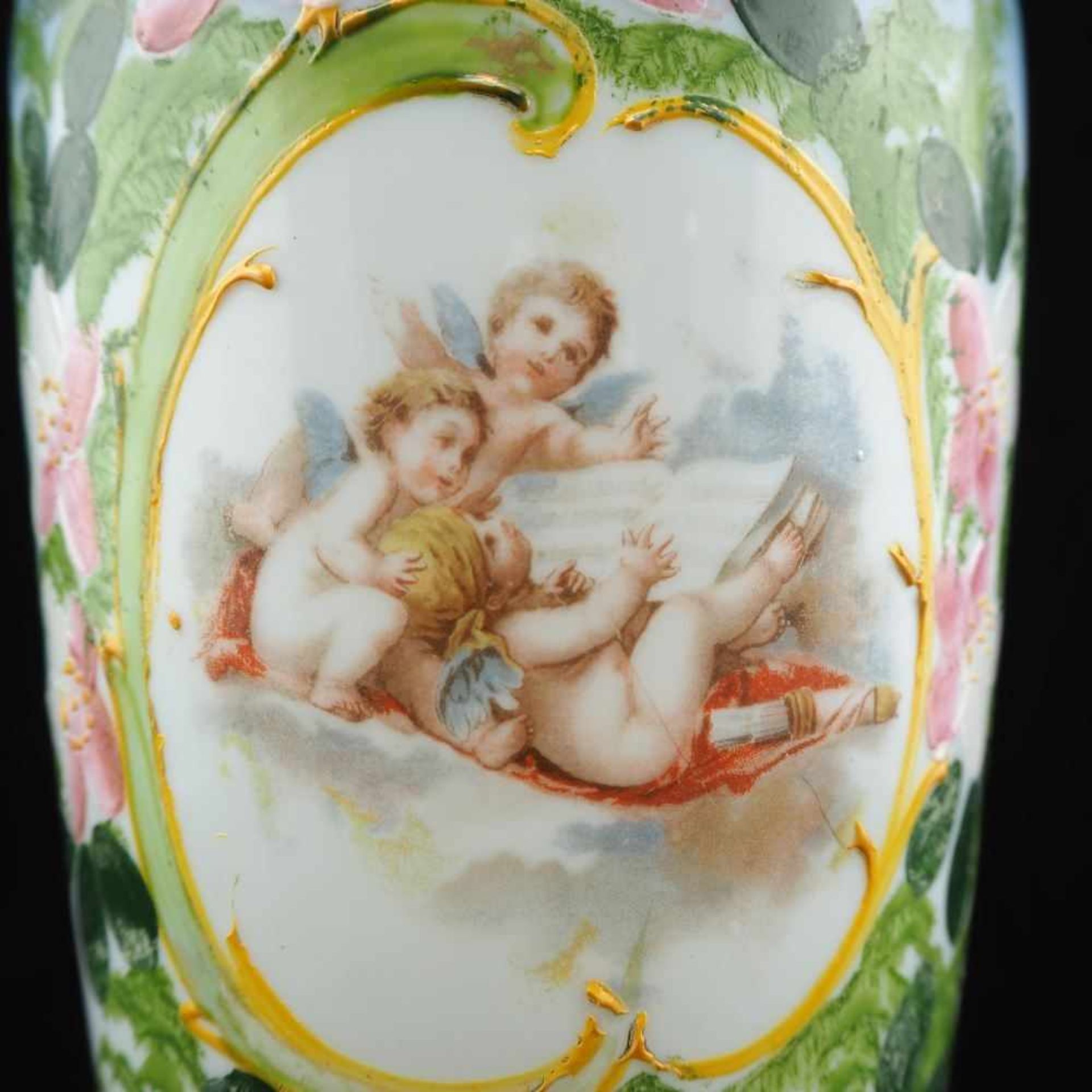 Große Vase, Biedermeier um 1820Weißes Opalglas, mundgeblasen mit Abriss am Boden. Mündung gewellt. - Image 3 of 3
