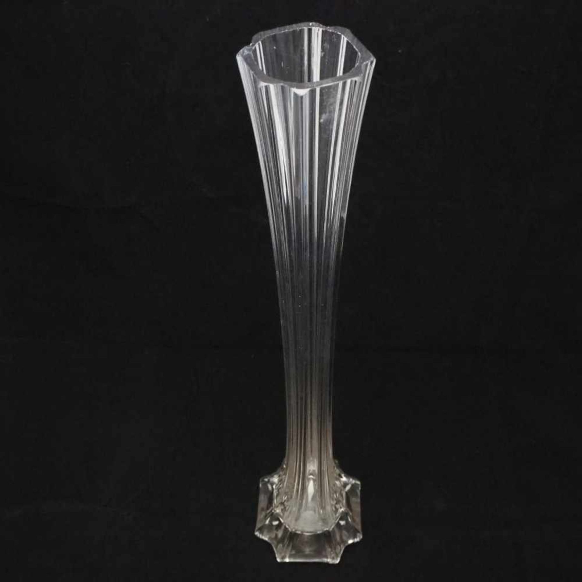 Langhals Vase, um 1910Farbloses Glas, mit schwerem Stand. Konisch nach oben verlaufend. Vasenöffnung - Image 2 of 2