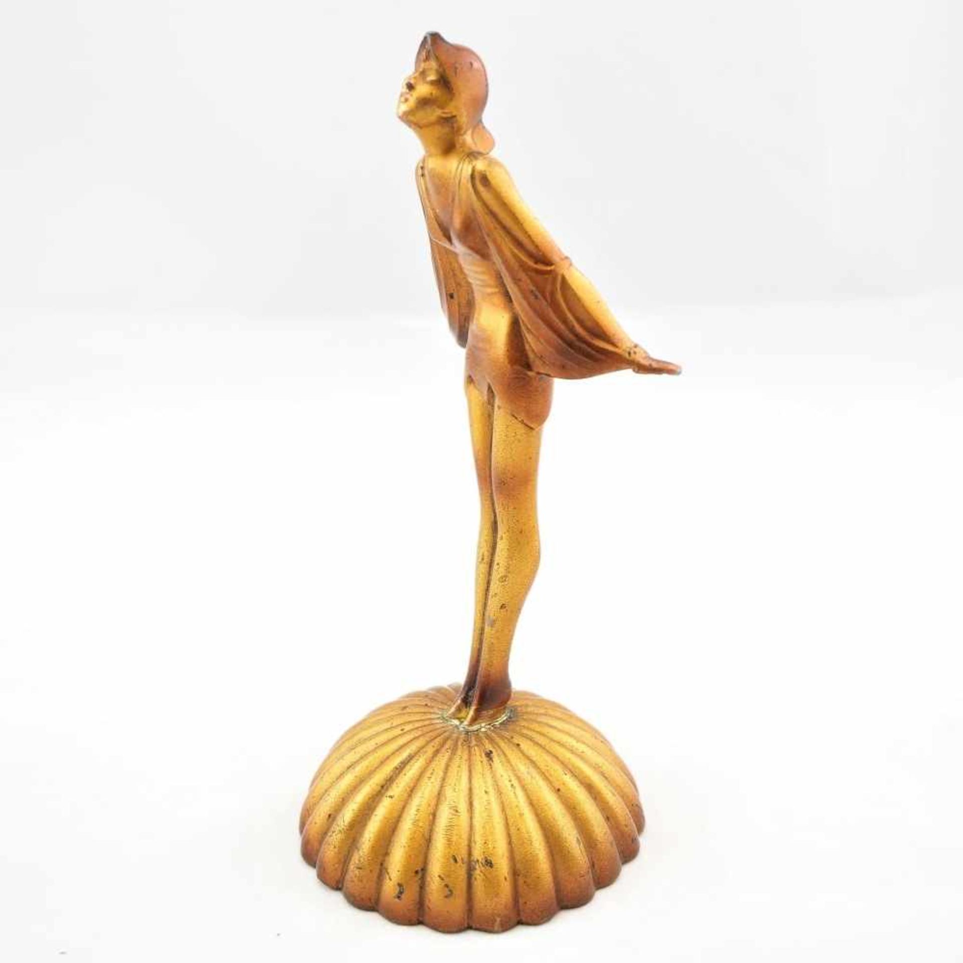 Kleine Art Deco Figur, 20er JahreKleine Frauenfigur in Zinn, golden patiniert. Etwas nach vorne - Image 2 of 3