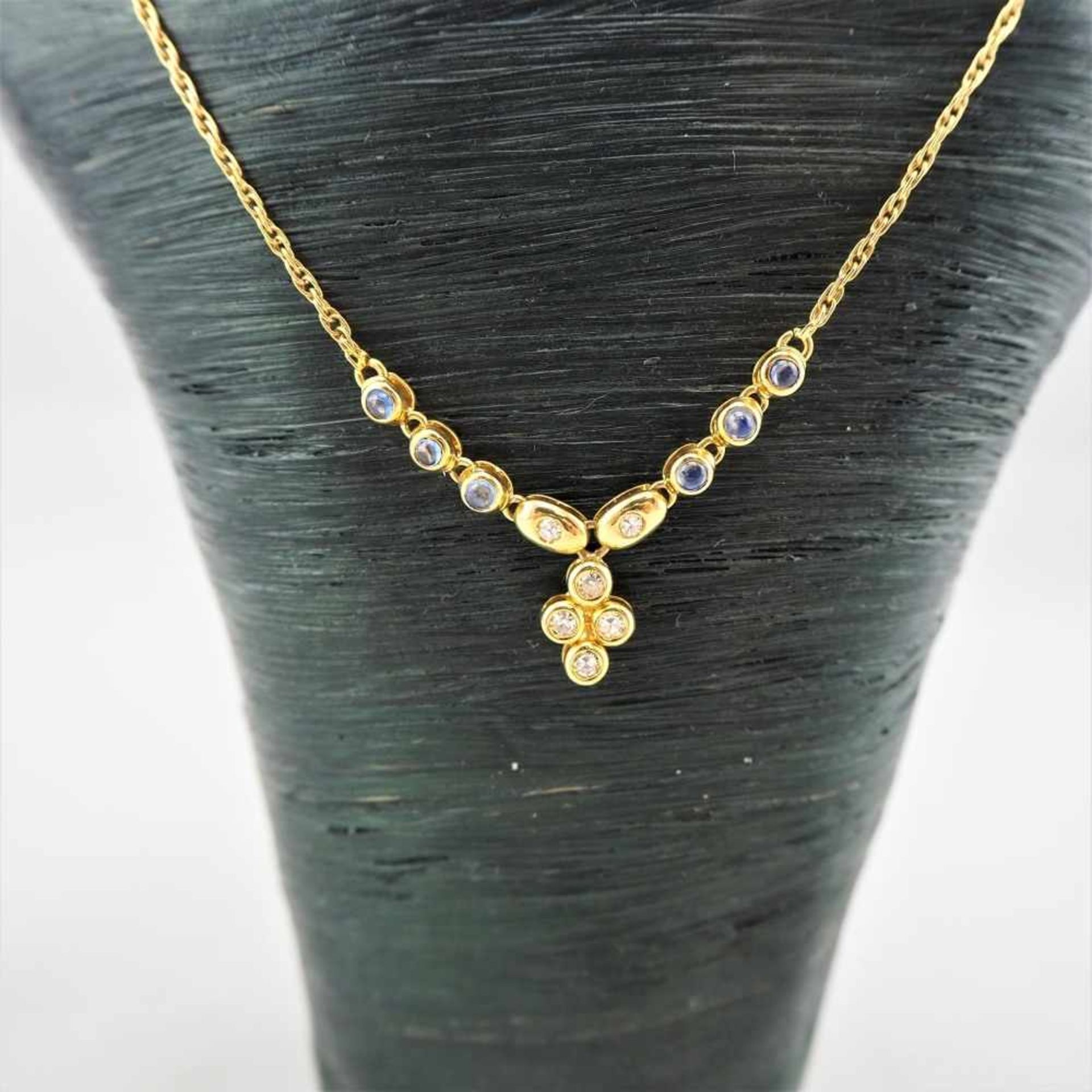 Collier aus 18 kt Gelbgold mit Brillanten und Saphiren6 Saphire (Cabochon), 6 Brillanten ges. ca.