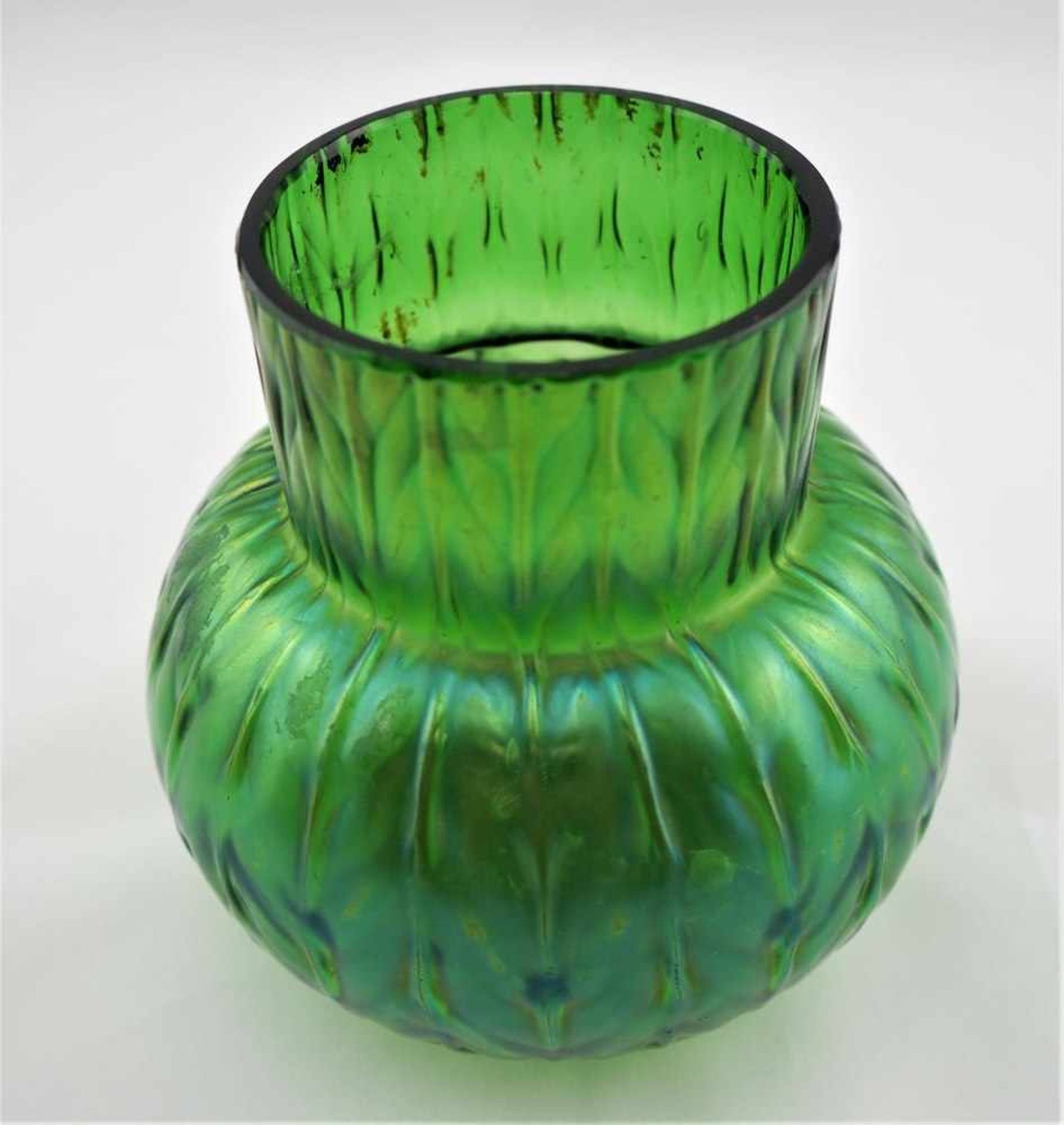 Kleine Vase, Loetz um 1920Grünes Glas, leicht irisierend, in Kürbisform. Mit Blattmotiv im Relief. - Image 2 of 2