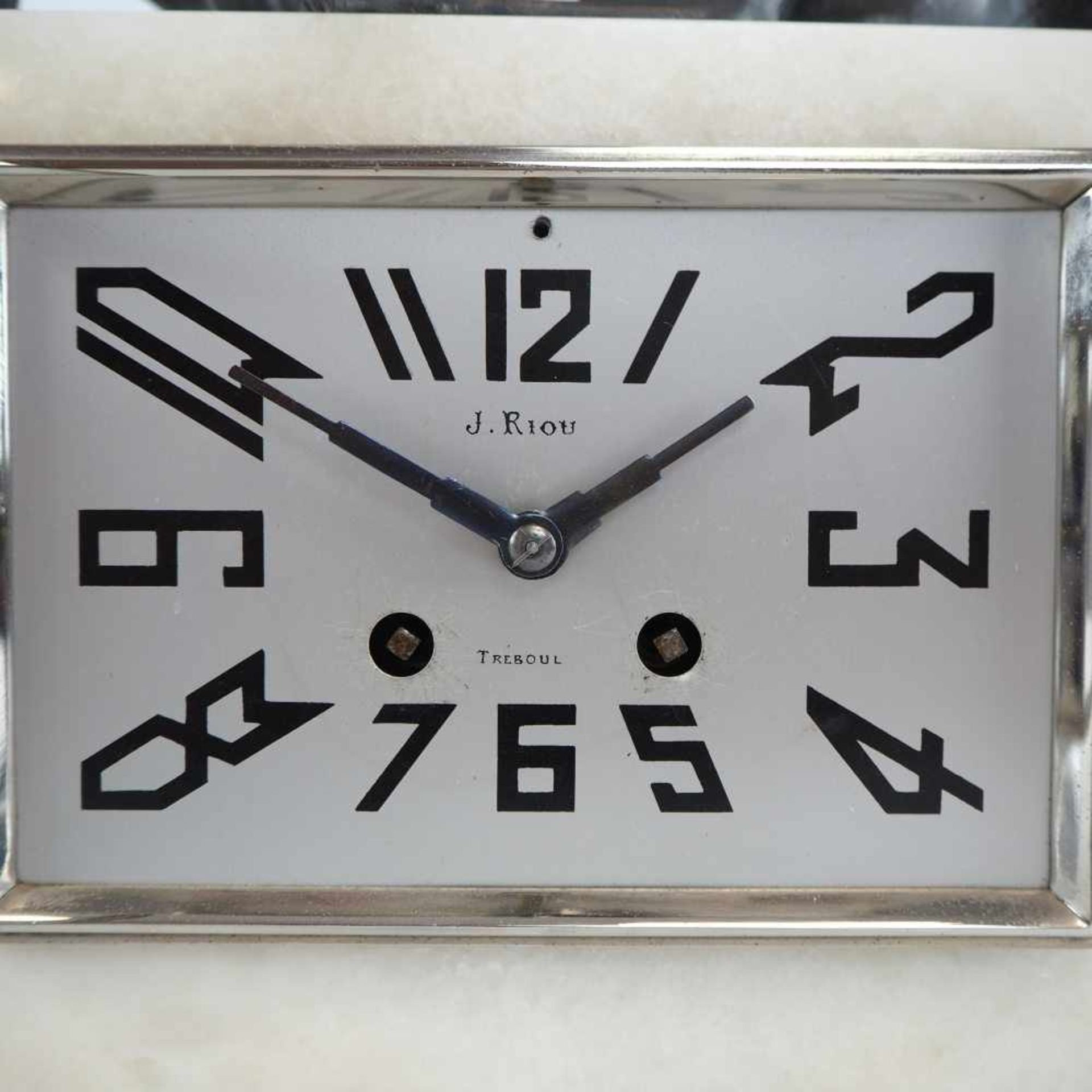 Uhrengarnitur Art Deco, wohl 20er JahreGehäuse aus Marmor (weiß-schwarz) mit abgerundeten Ecken. - Bild 3 aus 5