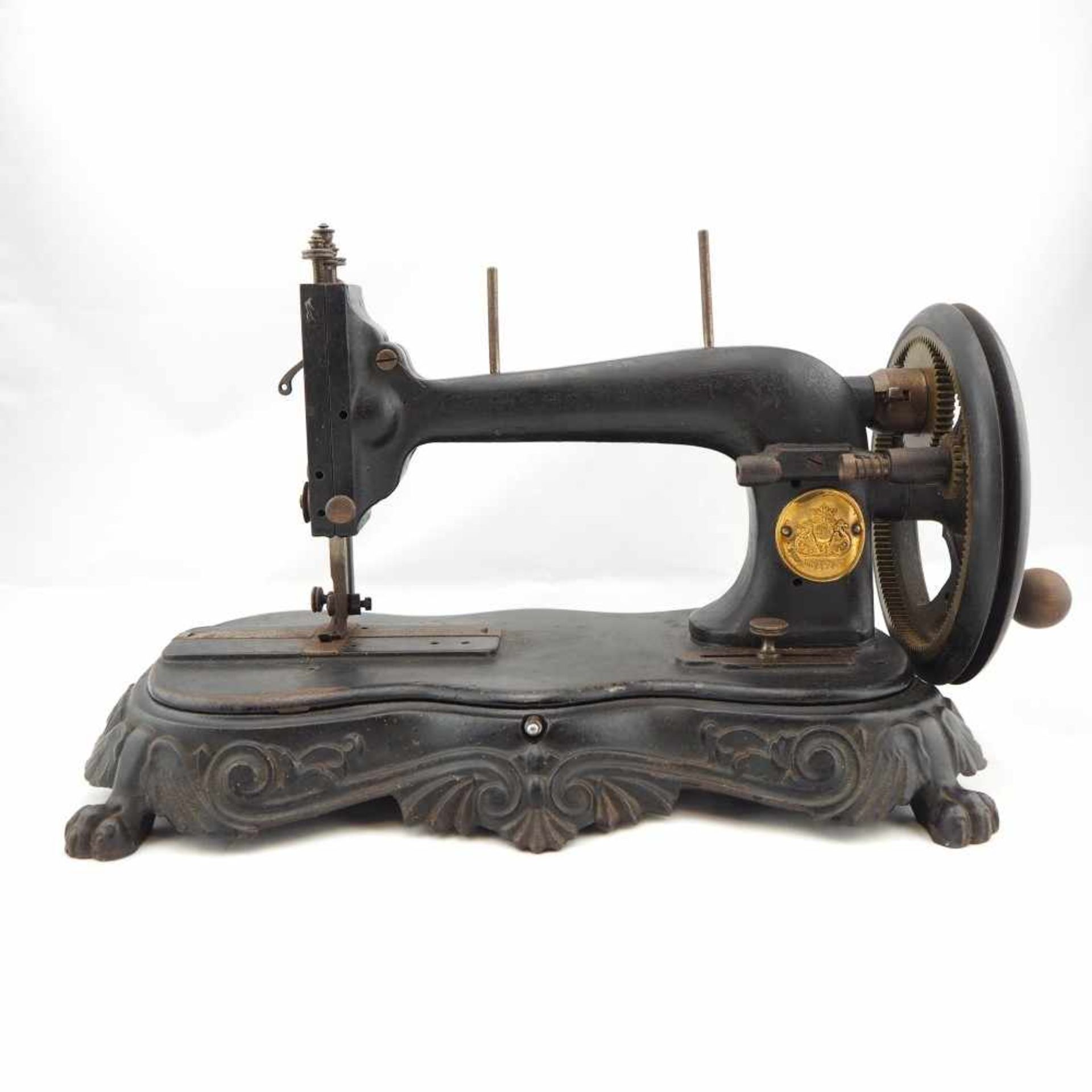 Kinder Nähmaschine um 1880massive, schwere Ausführung mit Schwungrad und Knopf zum Drehen, das