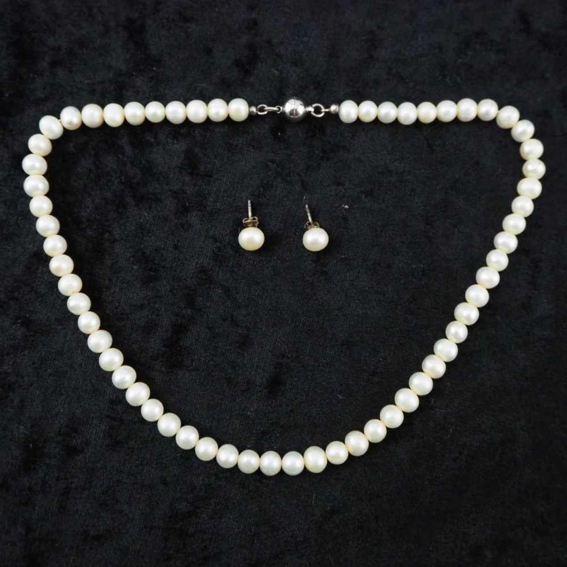 Set Perlenkette mit Ohrringen32,3g Gesamtgewicht, 43cm Gesamtlänge, guter GebrauchtzustandSet of