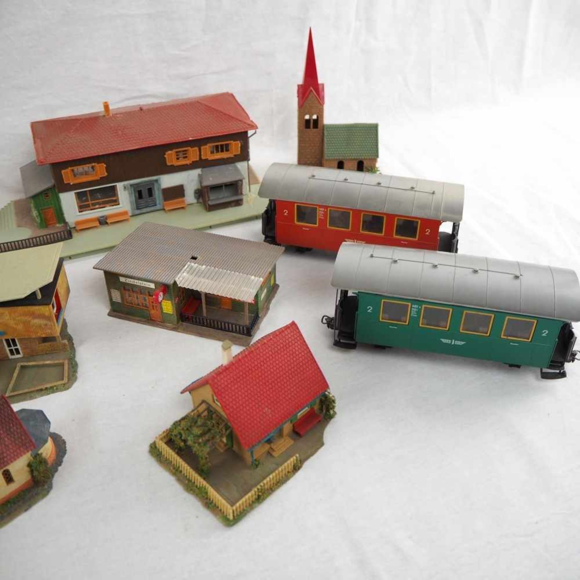 Konvolut, Zubehör Modell-EisenbahnBestehend aus drei Wagen, Spur "HO", Bahnhof und diversen - Bild 4 aus 4