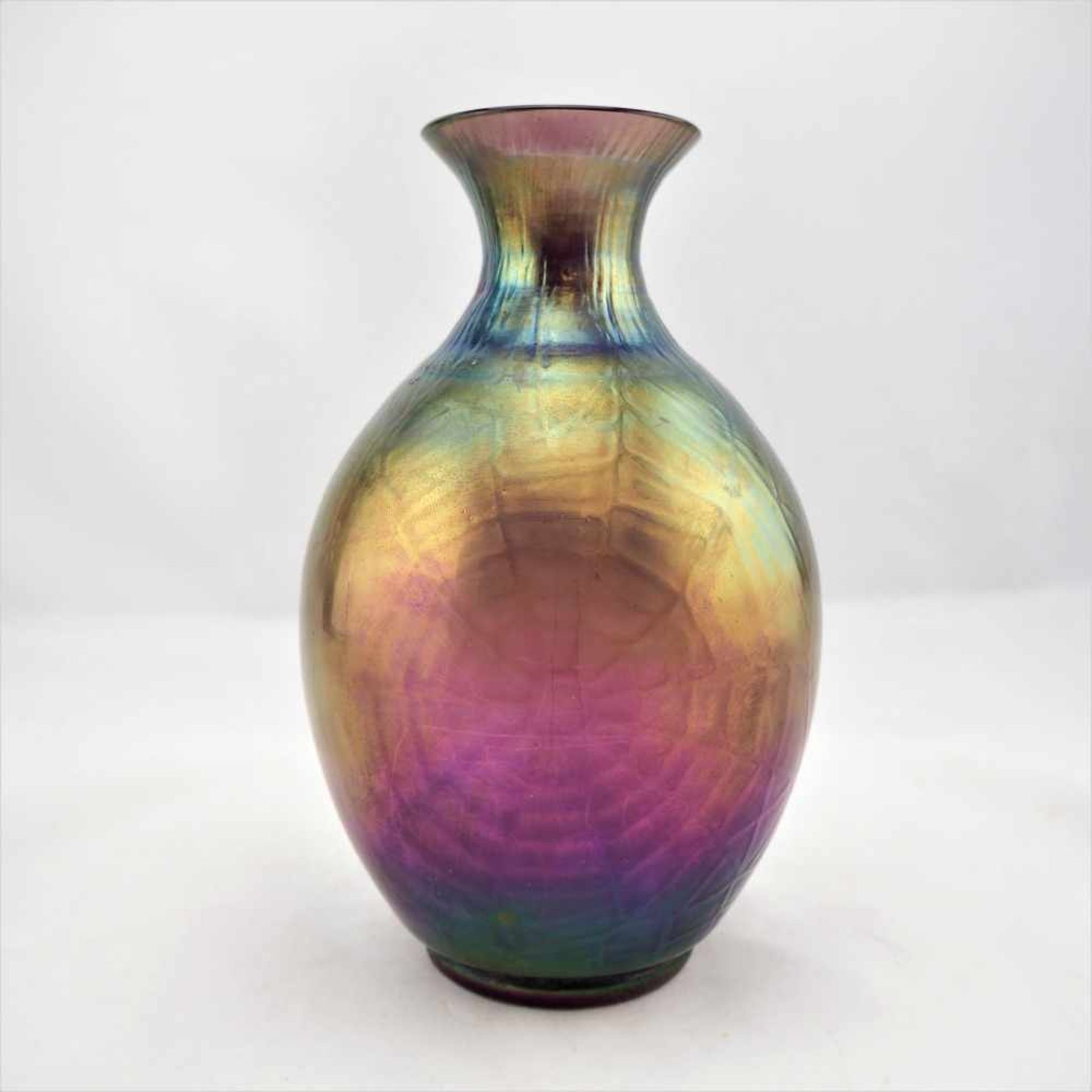 Vase Jugendstil, um 1920Glas Vase in Birnenform gefertigt, mit stark irisierender Oberfläche.
