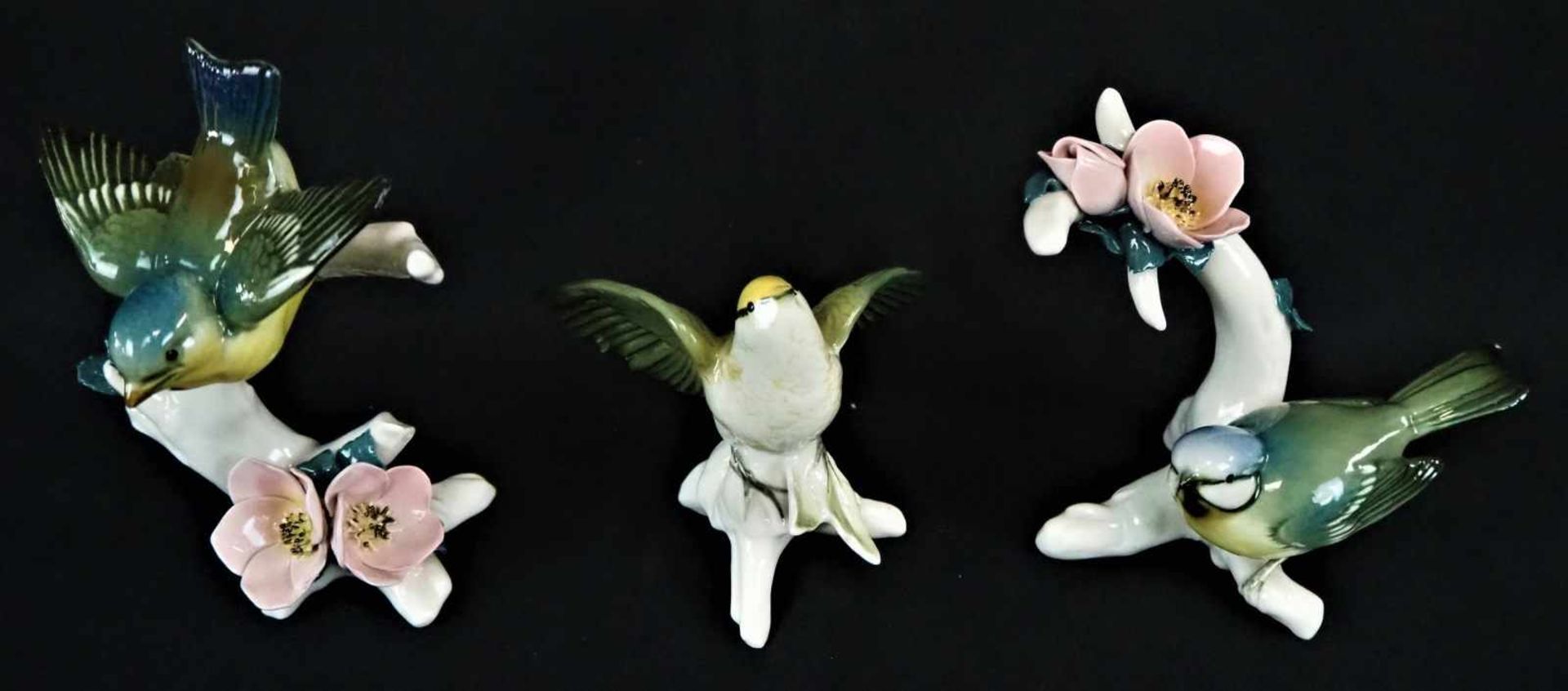 Drei Vogelfiguren aus Porzellan - ENSbemalt und glasiert, alle drei Figuren mit "ENS" gemarkt,