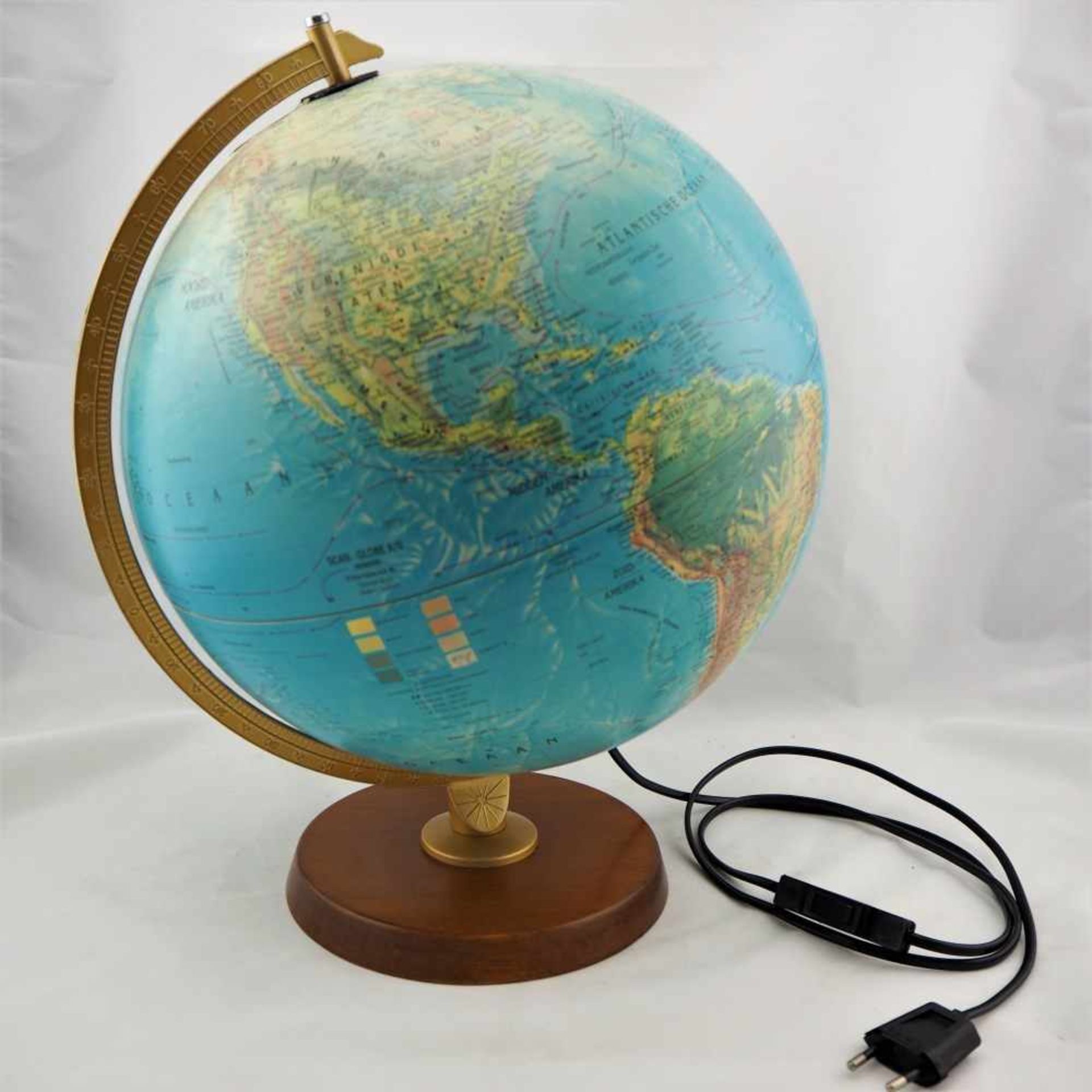 Globus, wohl 50er JahreTischglobus, um 1950. Fuß aus Holz, Halter aus Metall. Globus aus Masse.