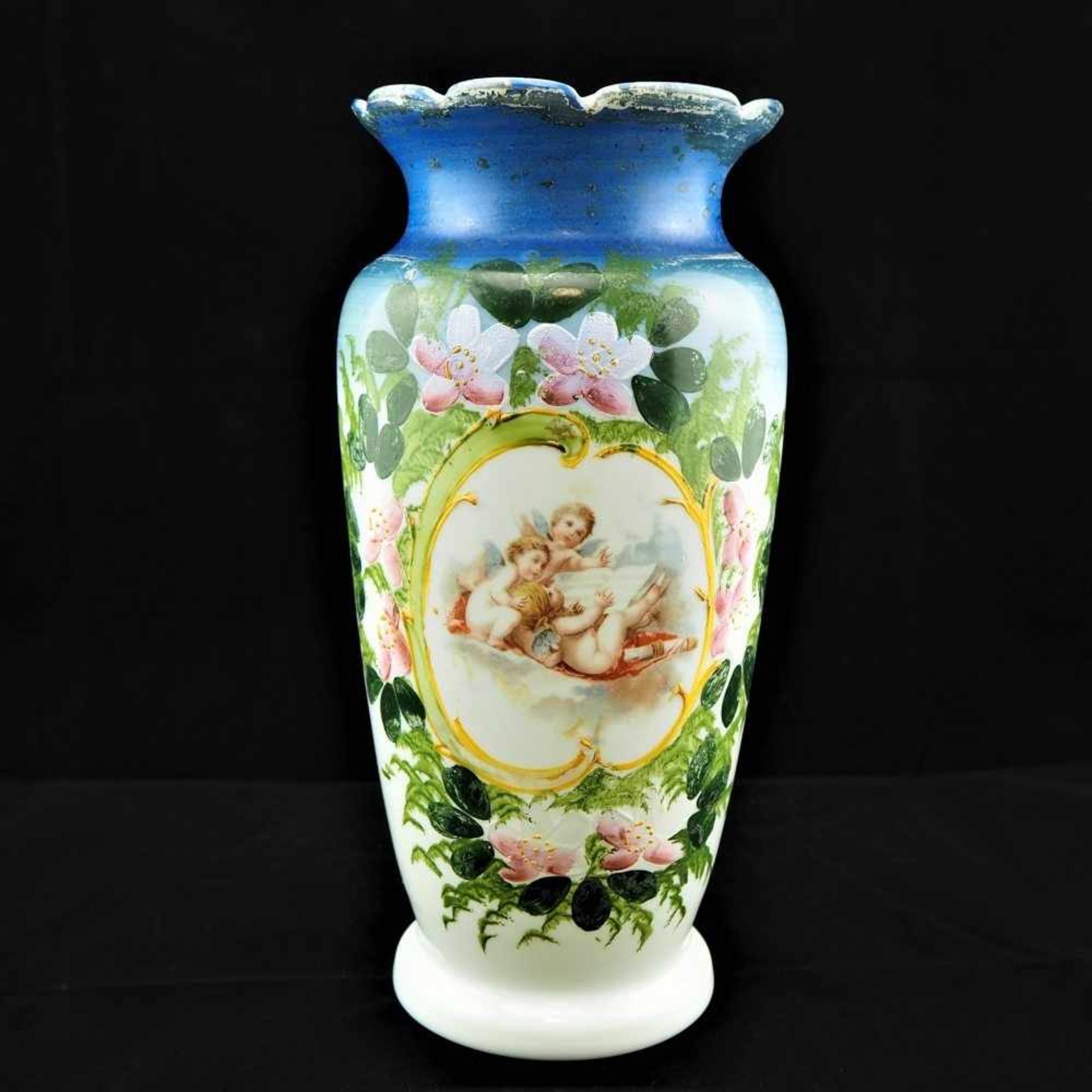 Große Vase, Biedermeier um 1820Weißes Opalglas, mundgeblasen mit Abriss am Boden. Mündung gewellt.