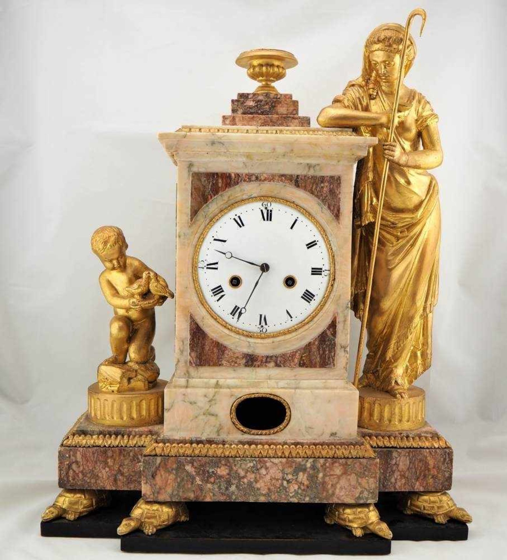 Pendule süddeutsch, um 1780Holzgehäuse mit mehrfarbigem Marmor verkleidet, getragen von 6