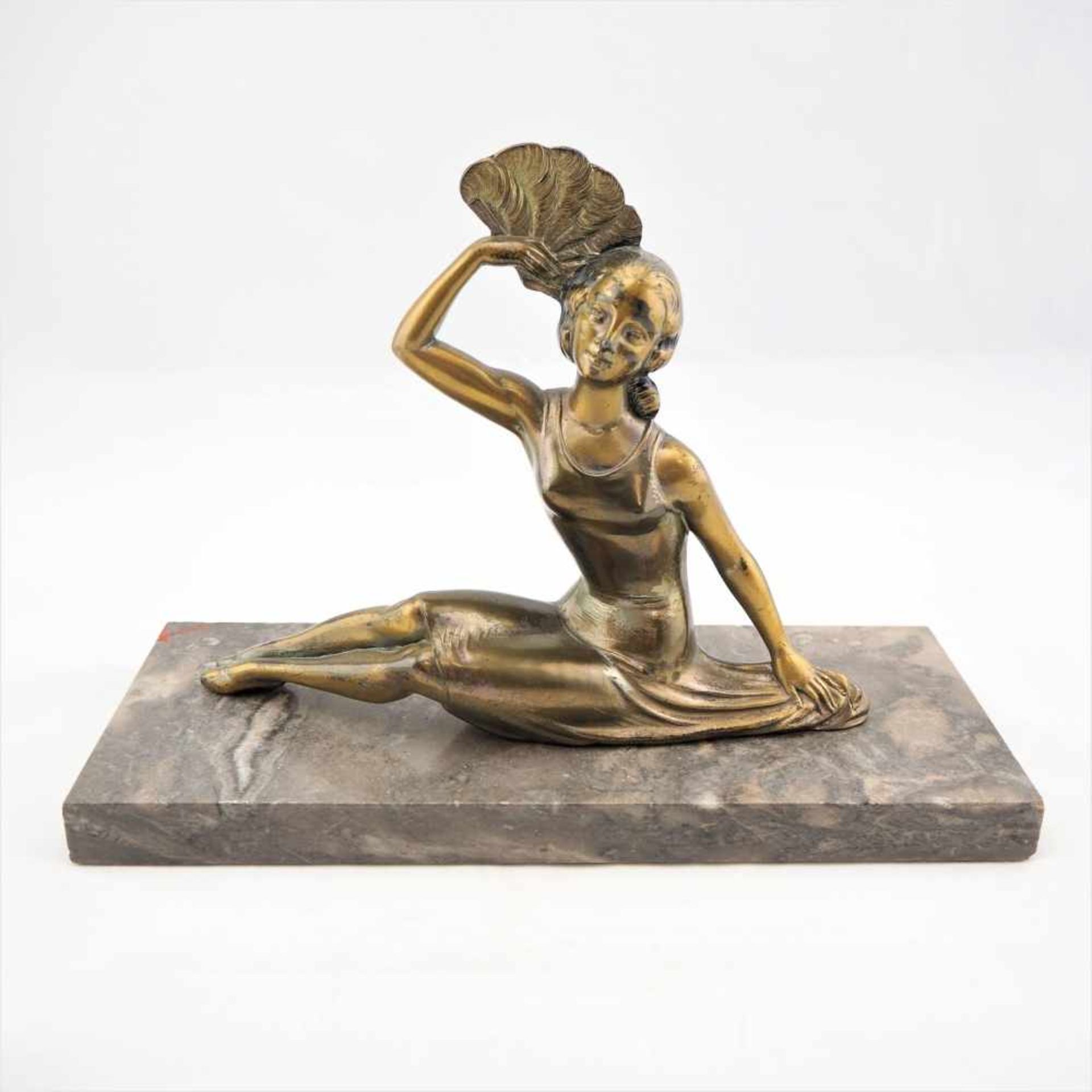 Art Deco Figur, 20er JahreSitzende Dame im langen Gewand. Rechte Hand, mit Fächer, nach oben hebend.