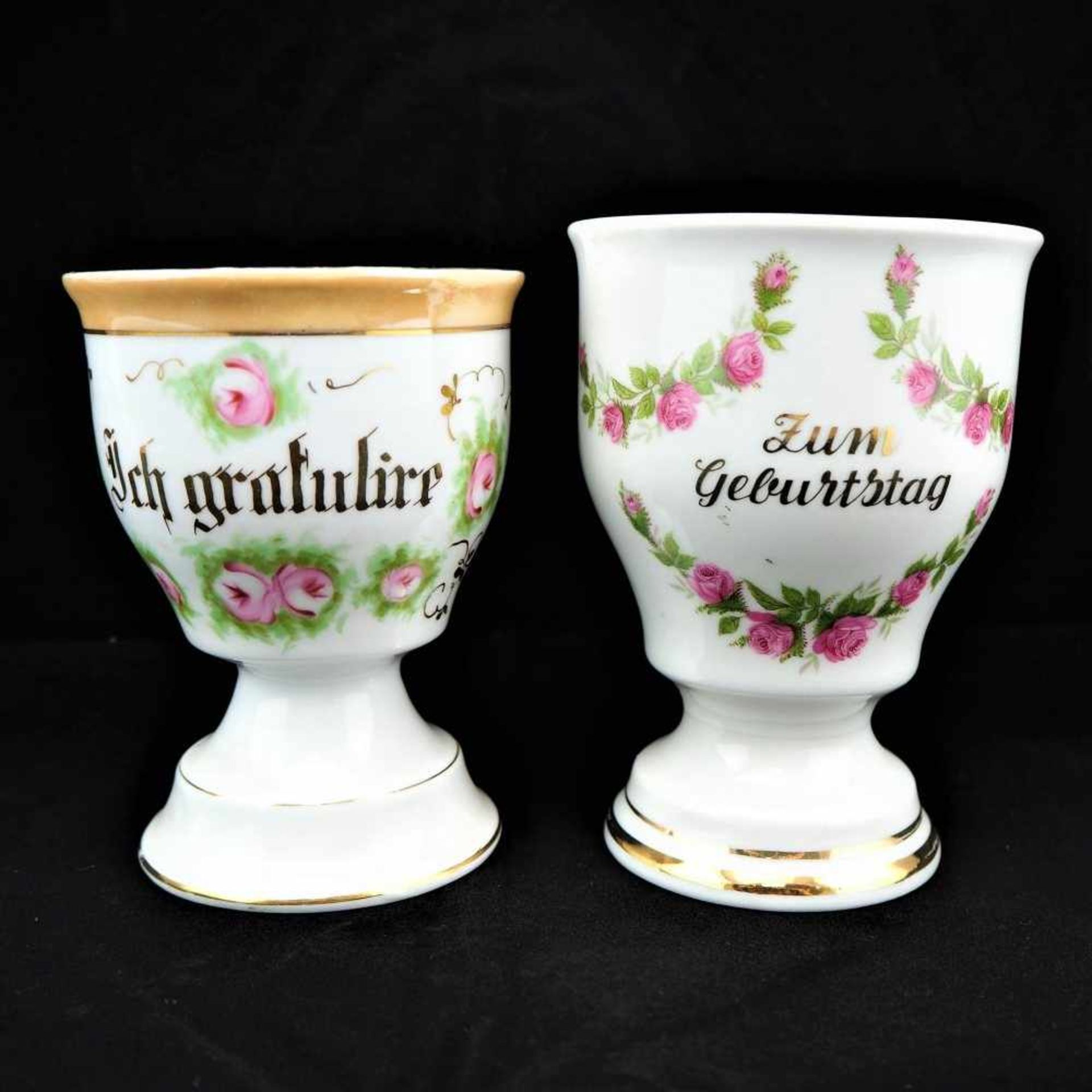 Zwei Porzellan Becher um 1900weißes Porzellan glasiert, bide mit Blumen und Goldstaffage, Aufschrift