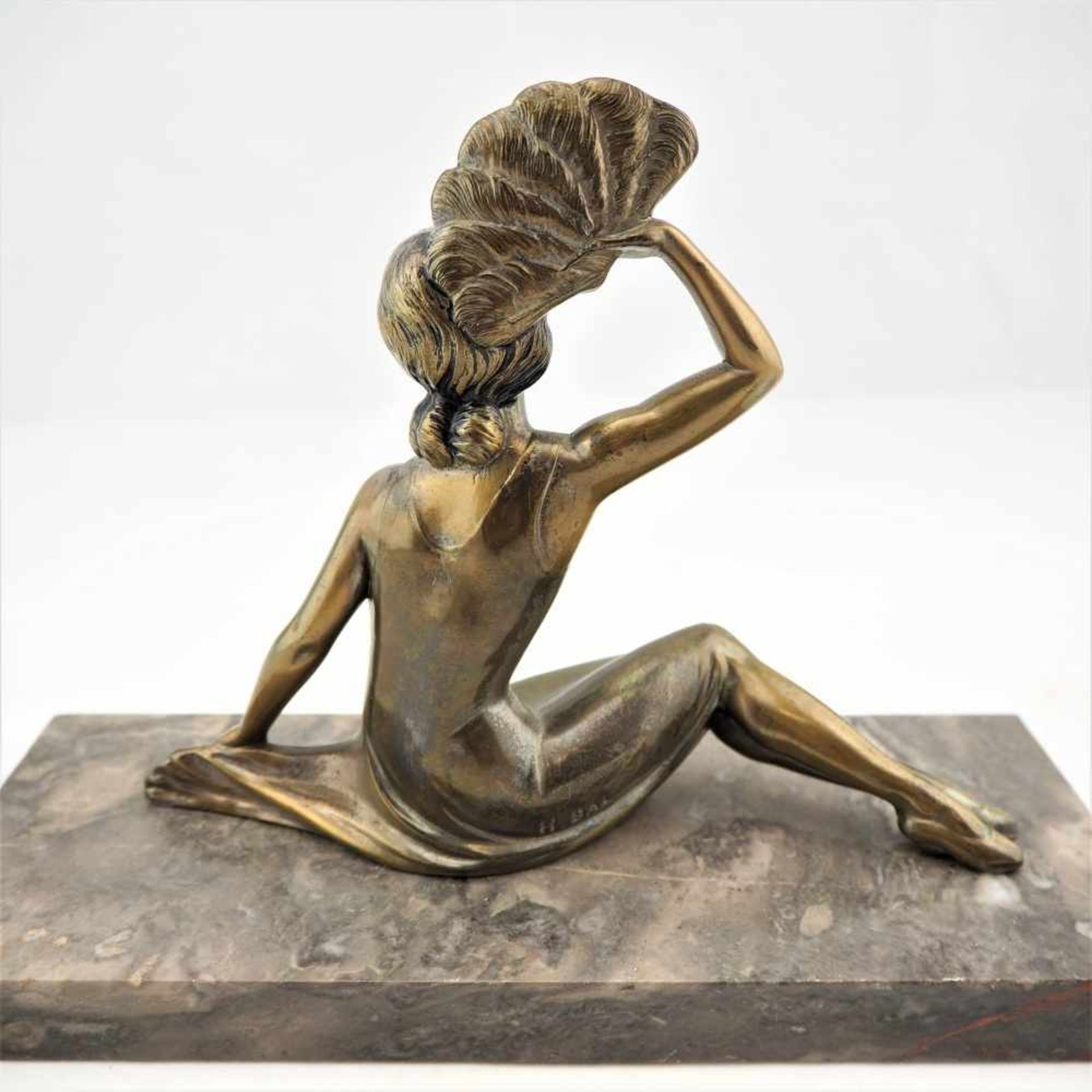 Art Deco Figur, 20er JahreSitzende Dame im langen Gewand. Rechte Hand, mit Fächer, nach oben hebend. - Image 2 of 3