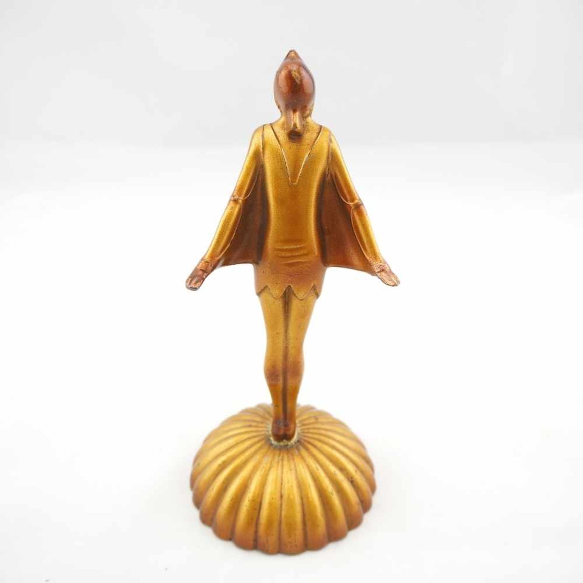 Kleine Art Deco Figur, 20er JahreKleine Frauenfigur in Zinn, golden patiniert. Etwas nach vorne - Image 3 of 3