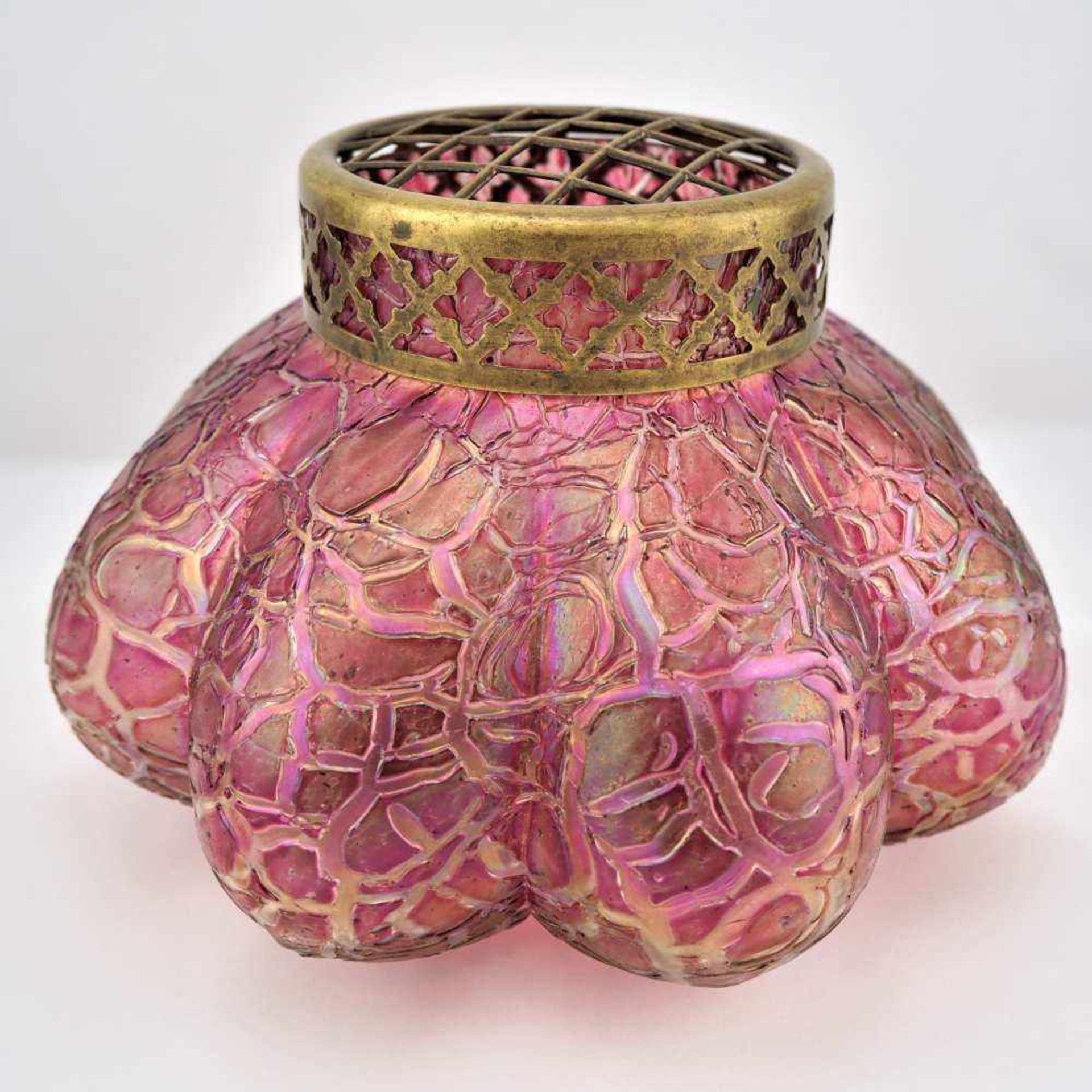 Große Vase in Kürbisform, wohl LoetzGlas farbig und irisierend mit Relief-Musterung und Messing