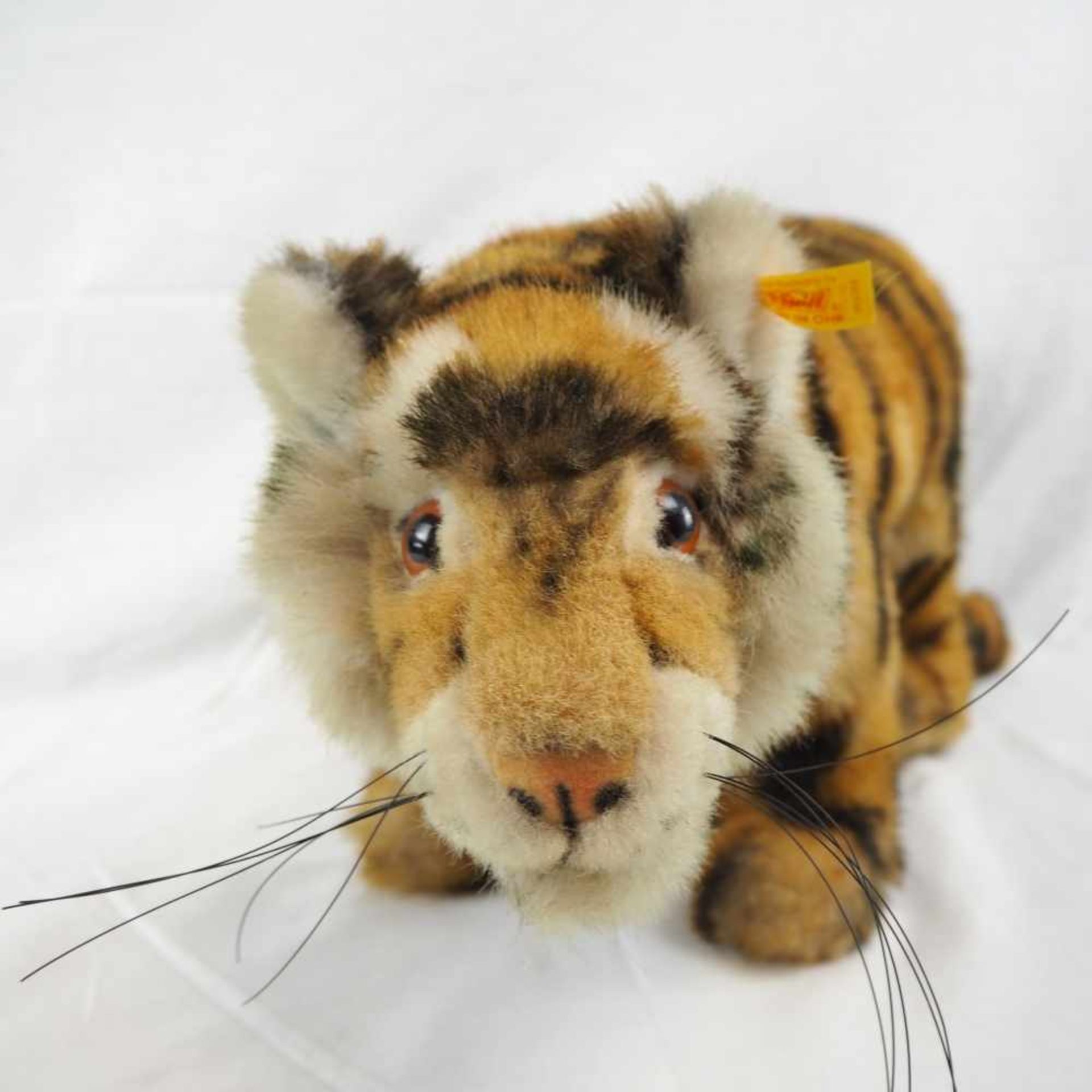 Tiger von "Steiff"Großer Tiger von Steiff, um 1995. In gutem Zustand. Fahne mit Knopf im linken Ohr. - Bild 2 aus 3