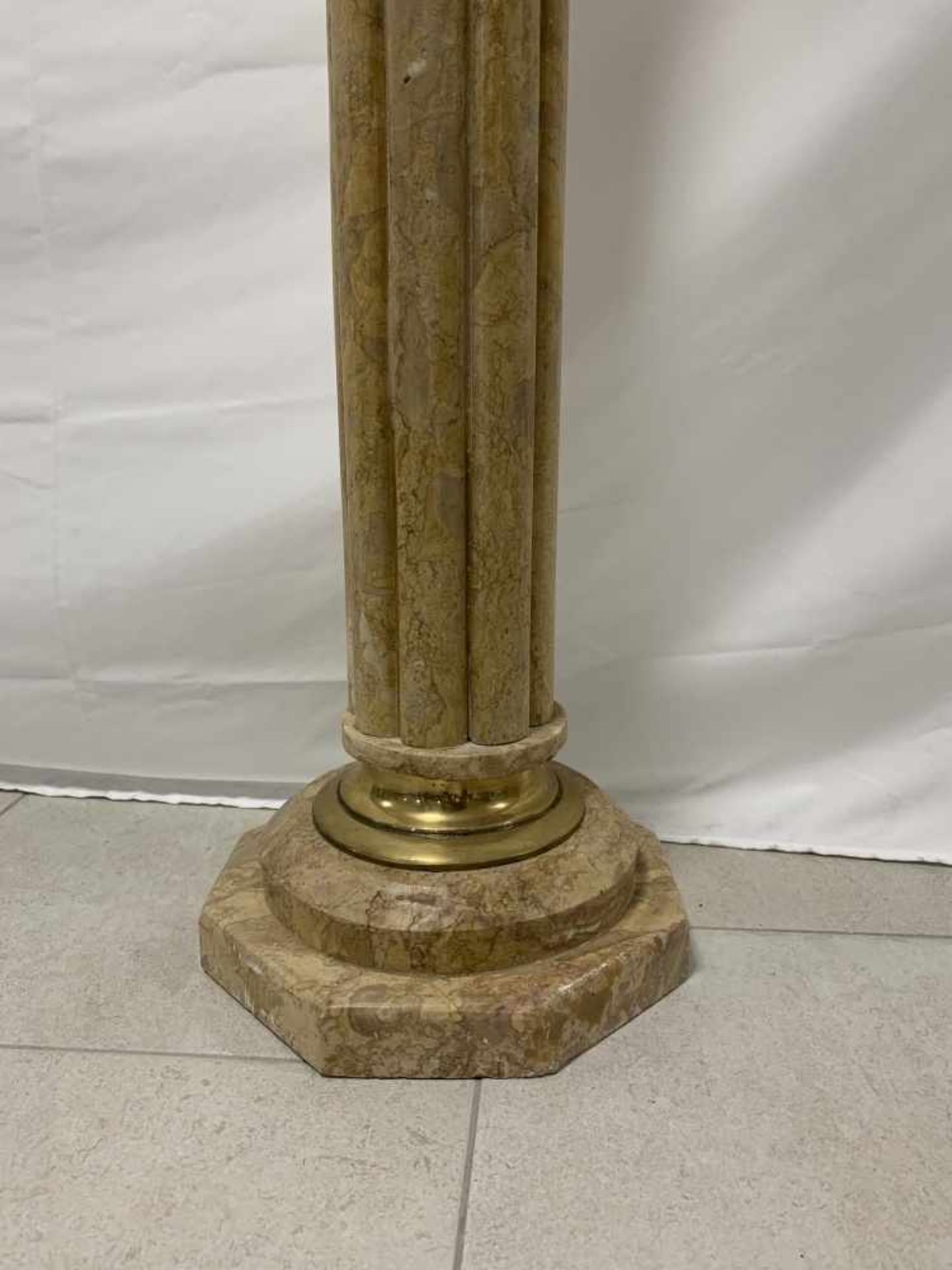 Standsäule aus MarmorSchwere Bodenstandsäule aus beigefarbenem Marmor, kannelierter Schaft oben in - Bild 3 aus 4